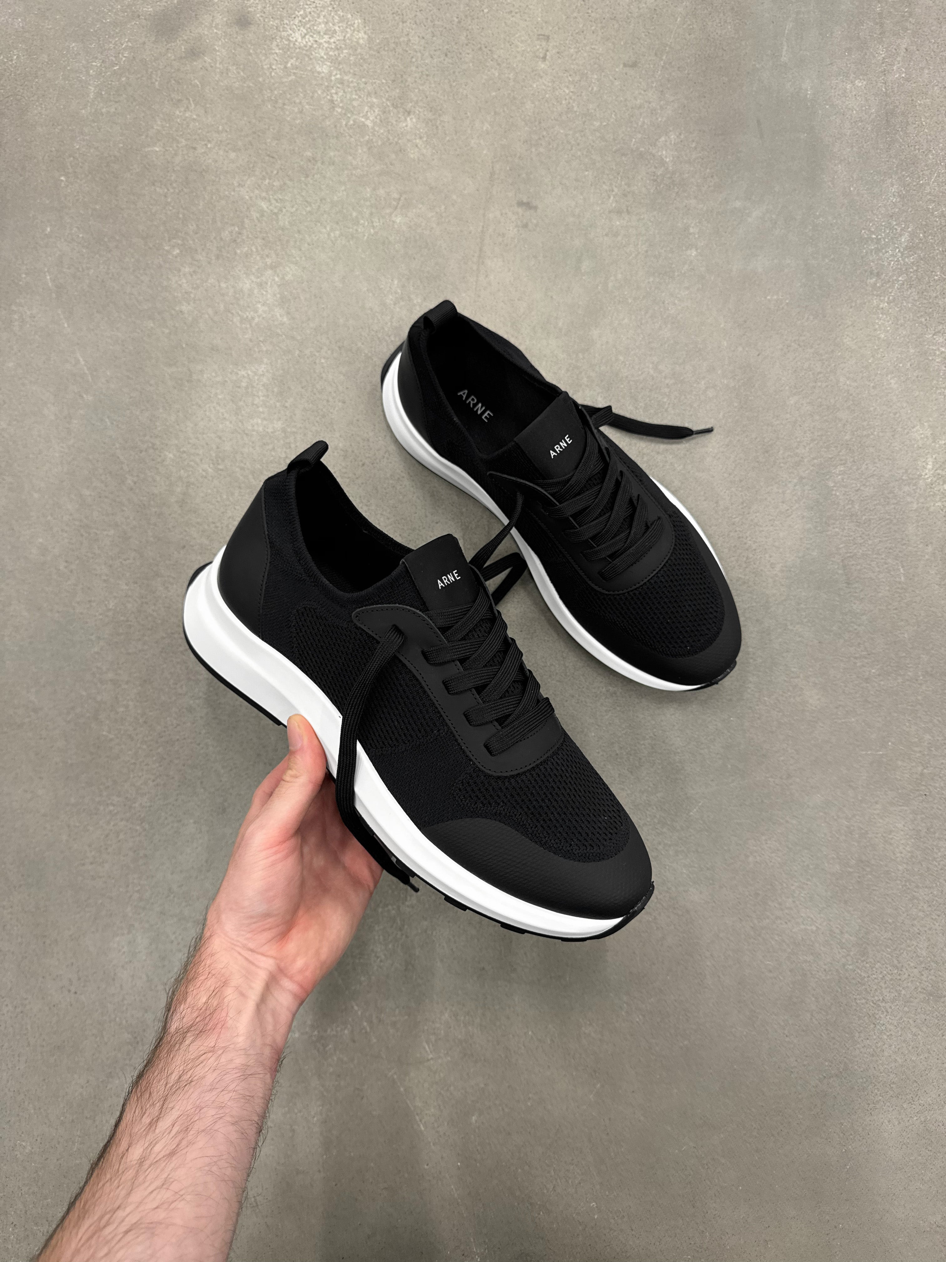 Mens Knitted Runner in Black