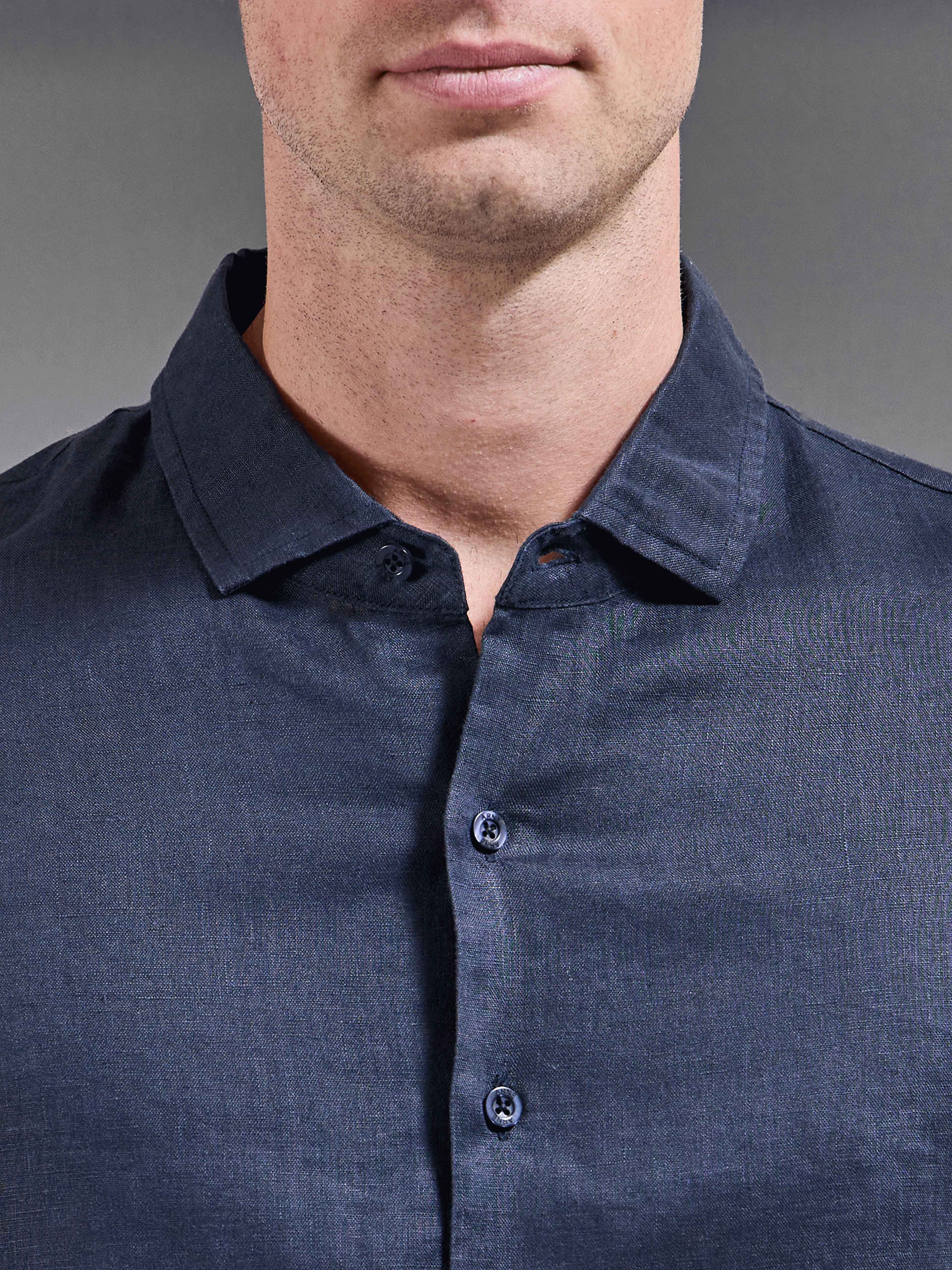 Linen Long Sleeve Cutaway Collar Shirt in Navy
