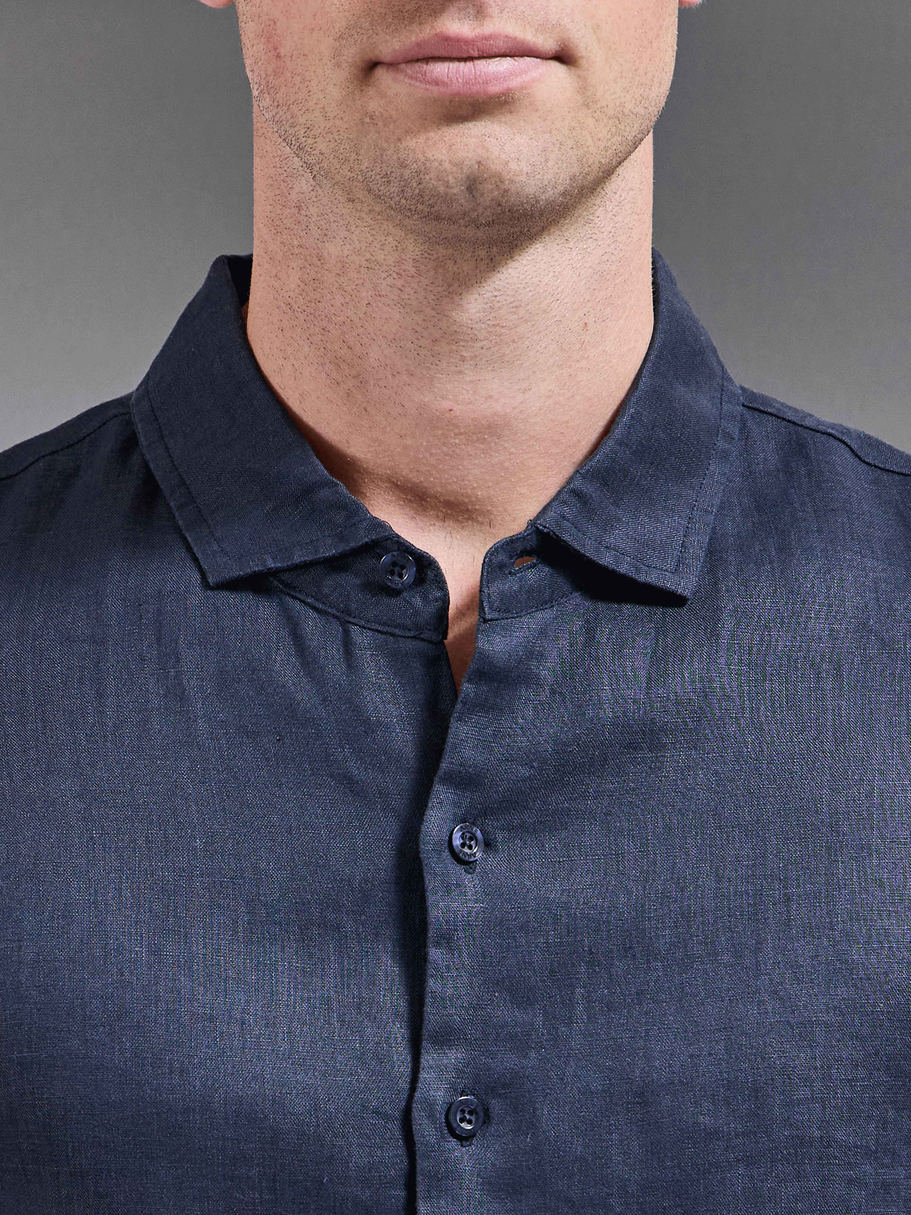 Mens Linen Short Sleeve Cutaway Collar Shirt in Navy