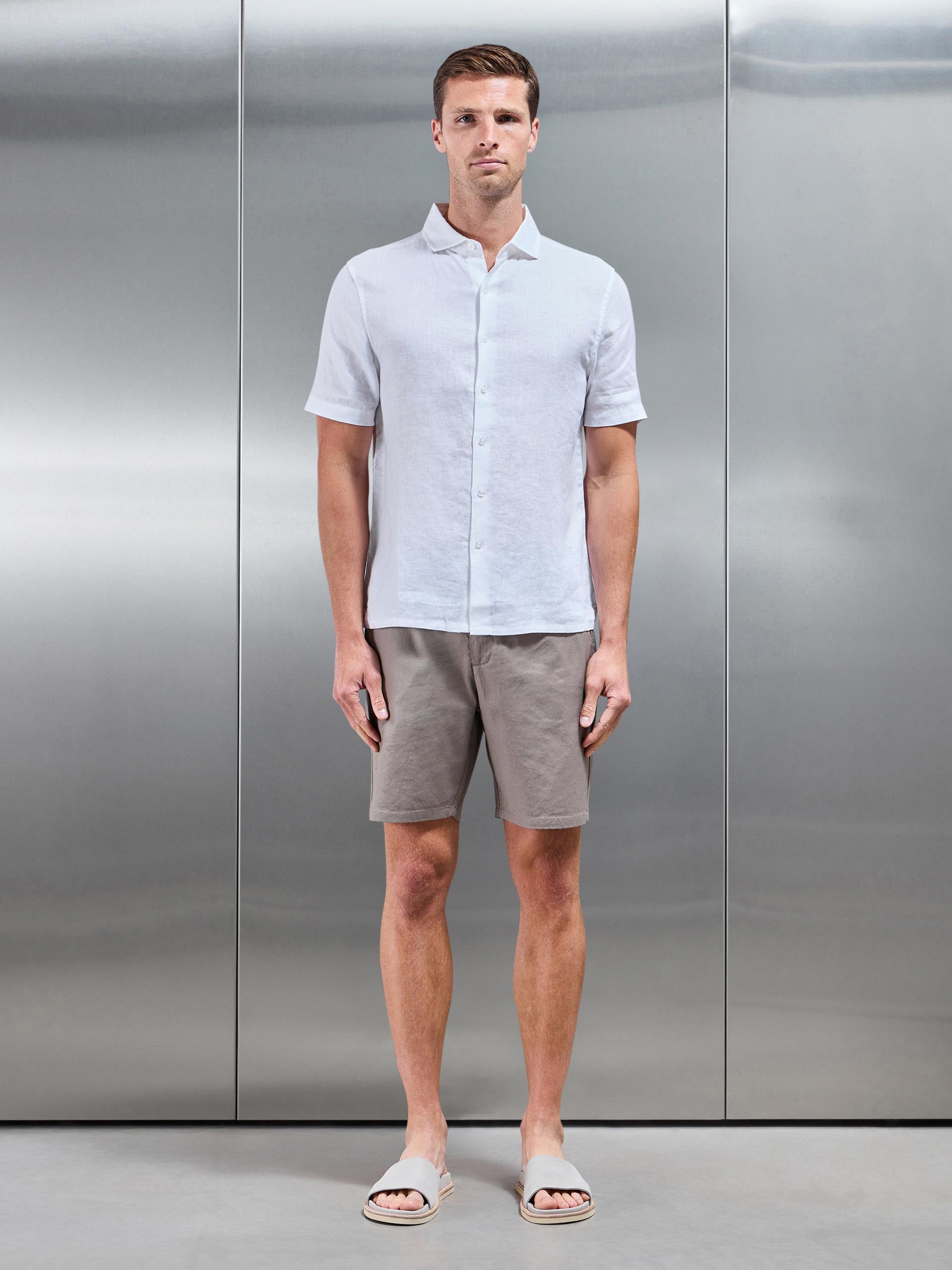 Mens Linen Tailored Short in Taupe