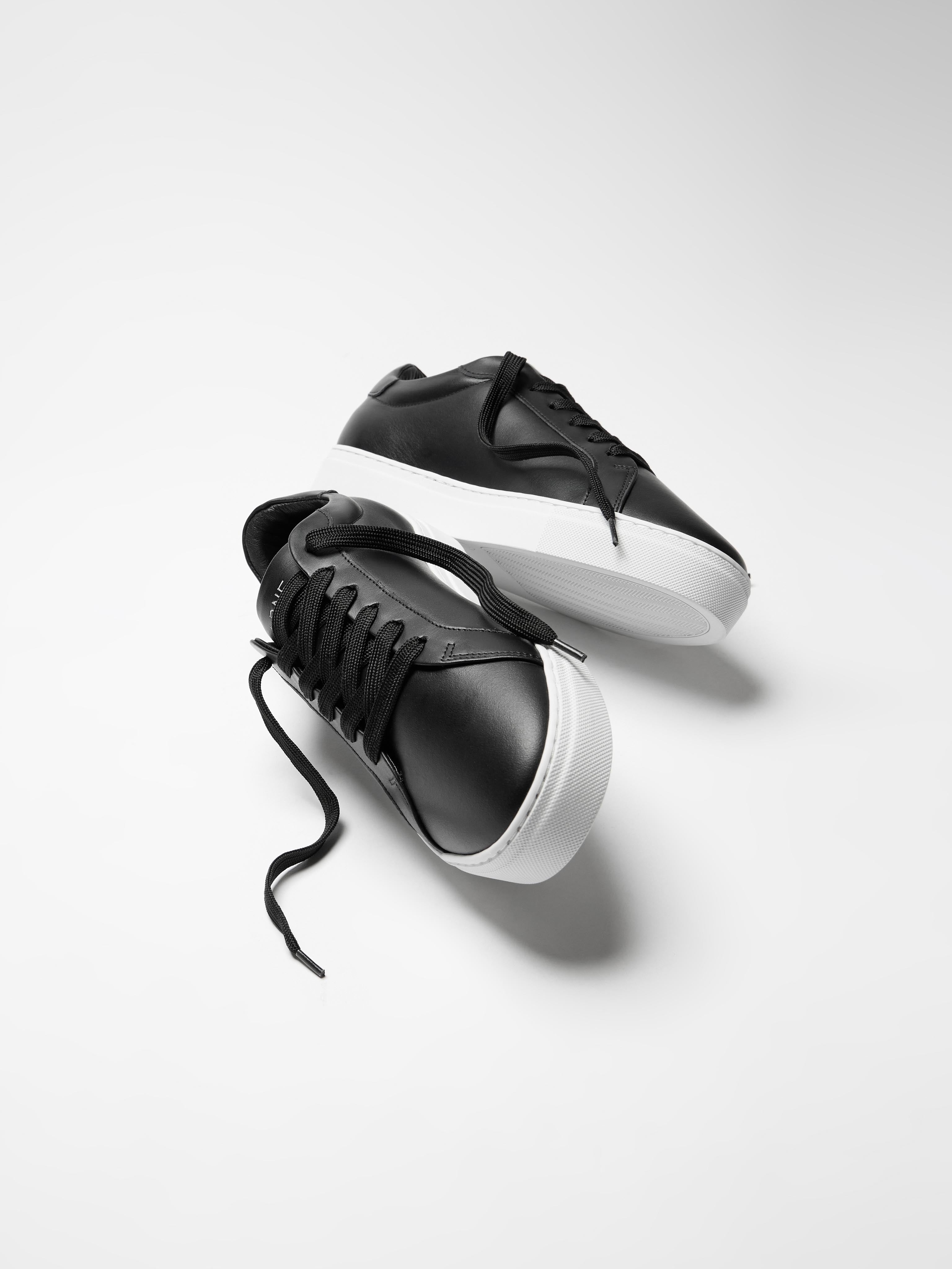 Mens Low Essential Leather Trainer in Black