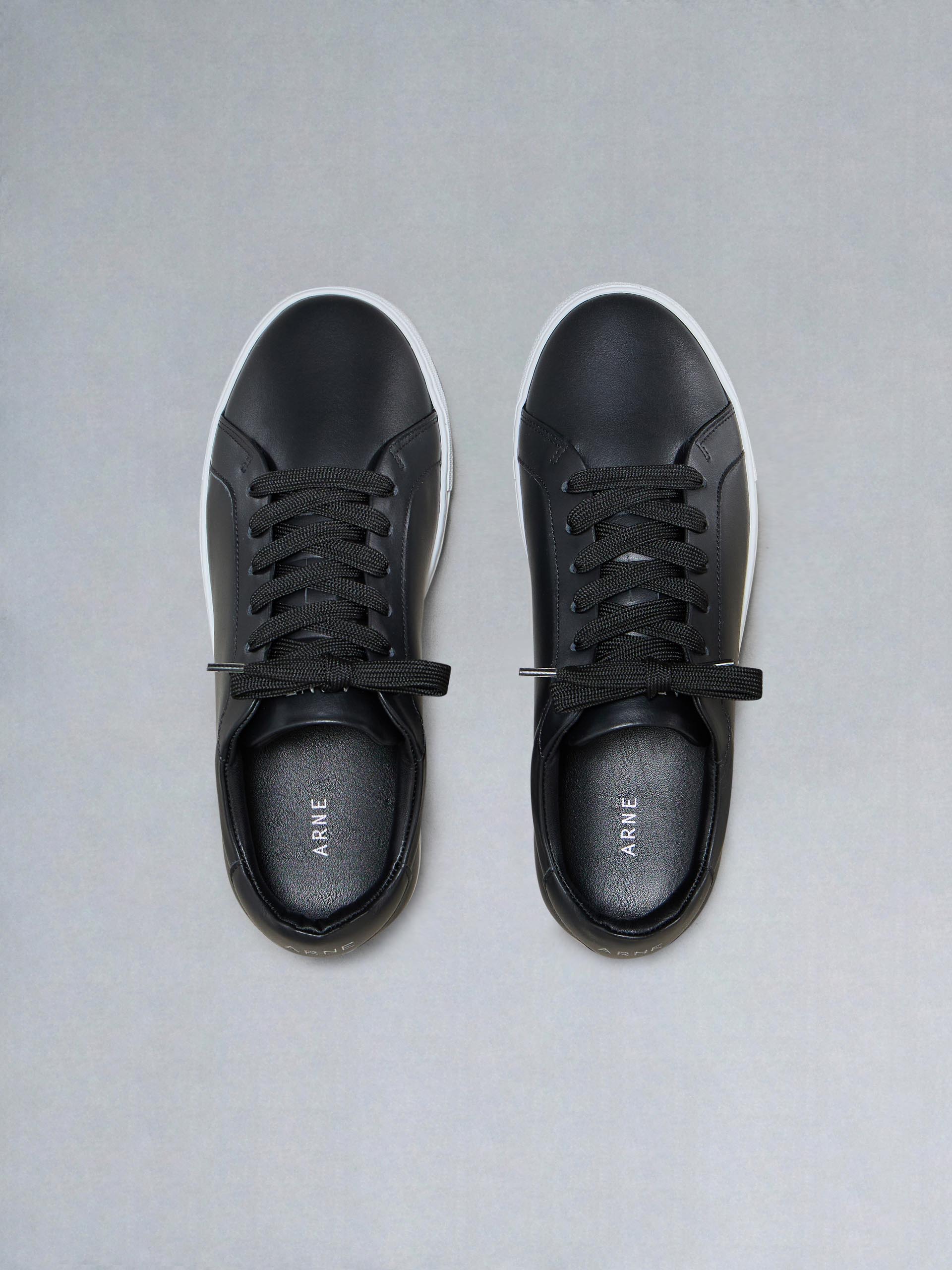 Mens Low Essential Leather Trainer in Black