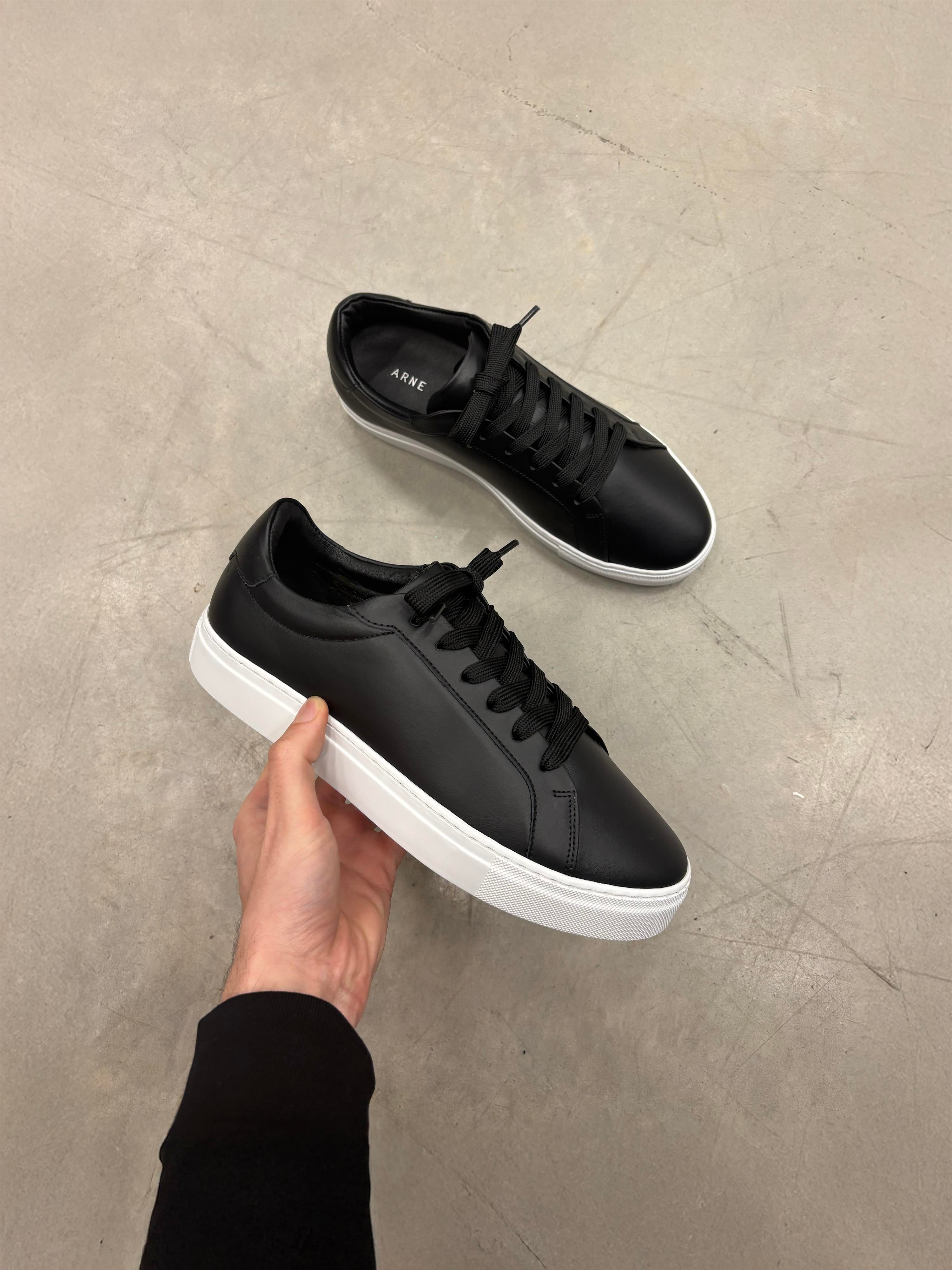 Mens Low Essential Leather Trainer in Black