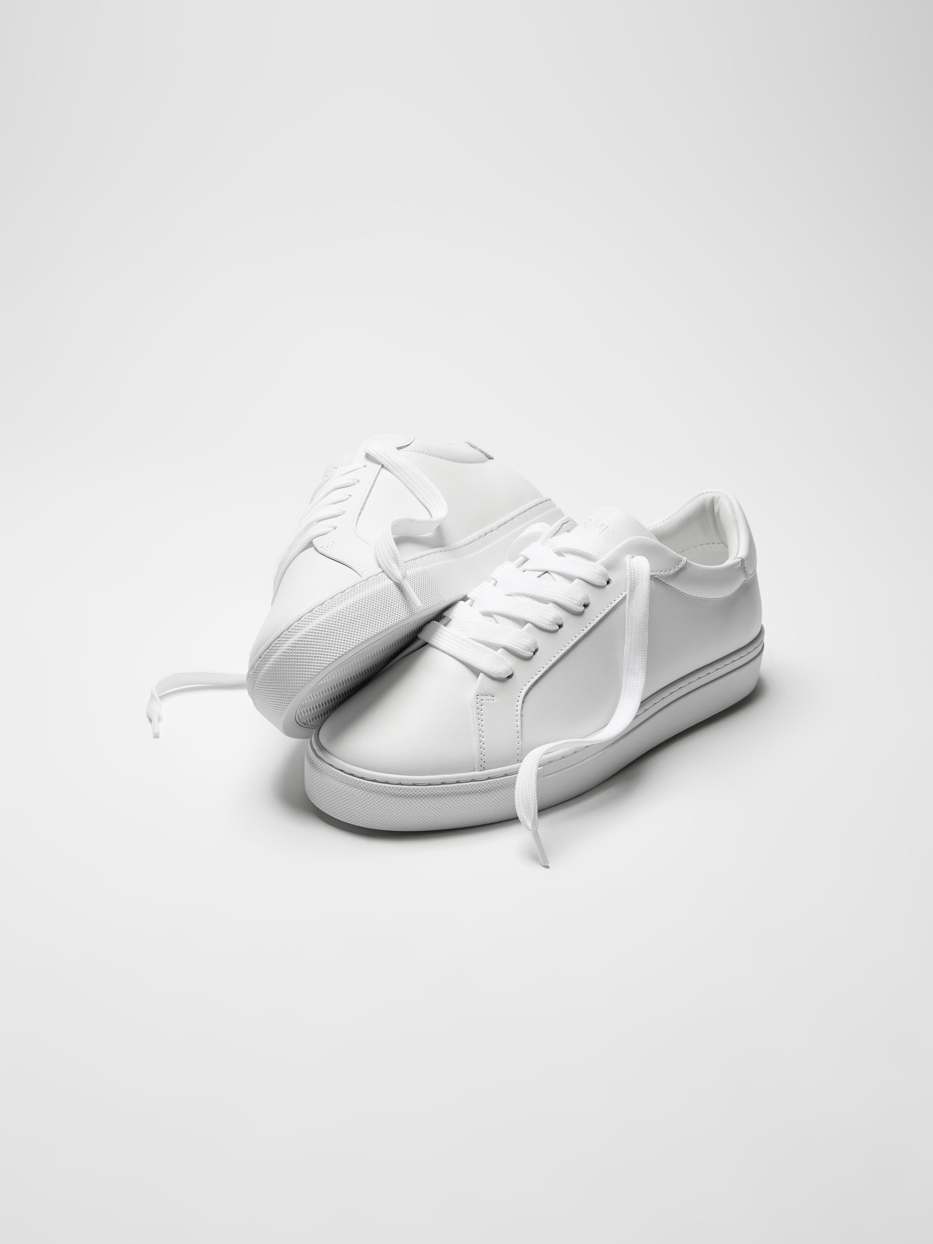 Mens Low Essential Leather Trainer in White