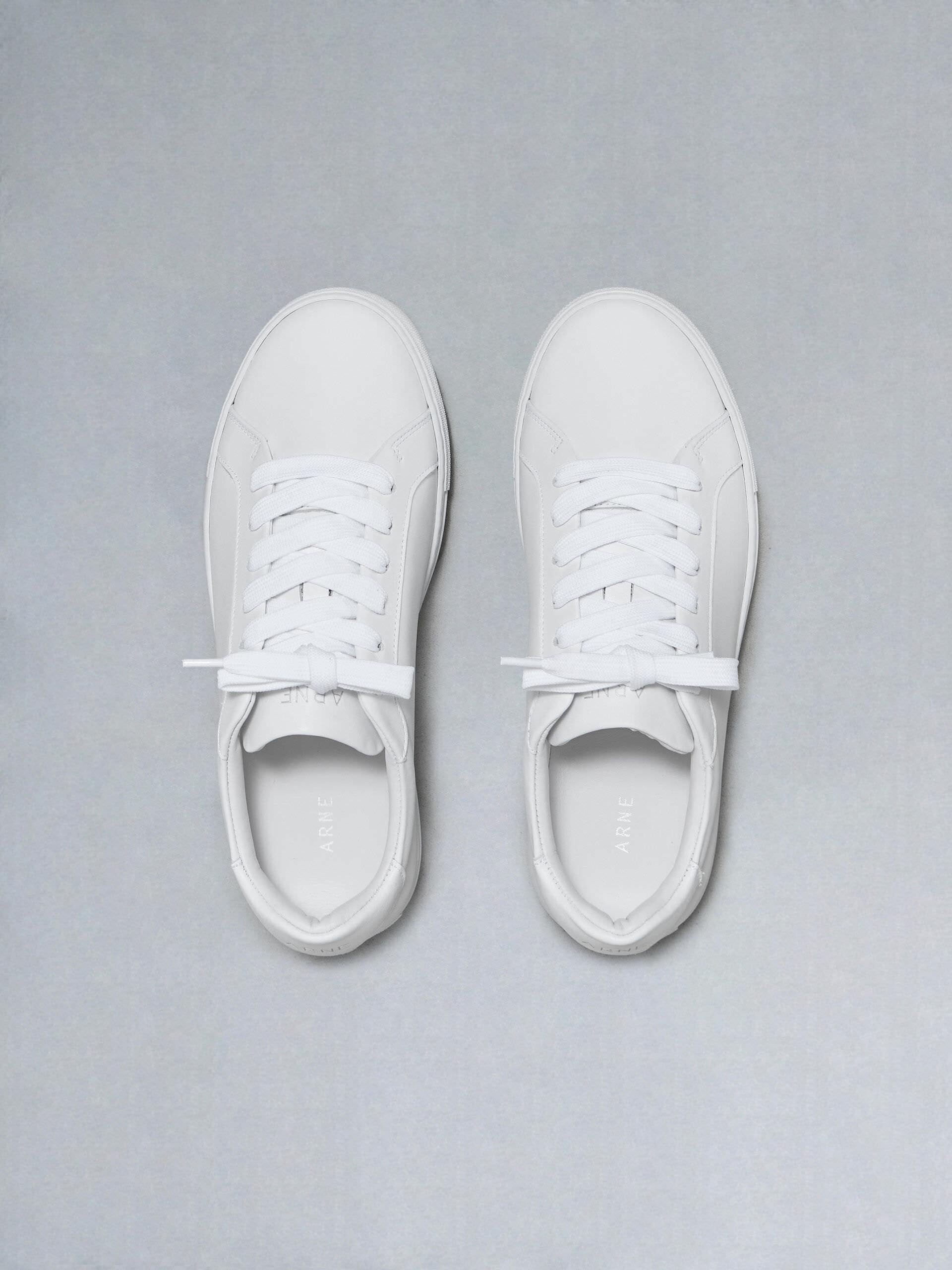 Mens Low Essential Leather Trainer in White
