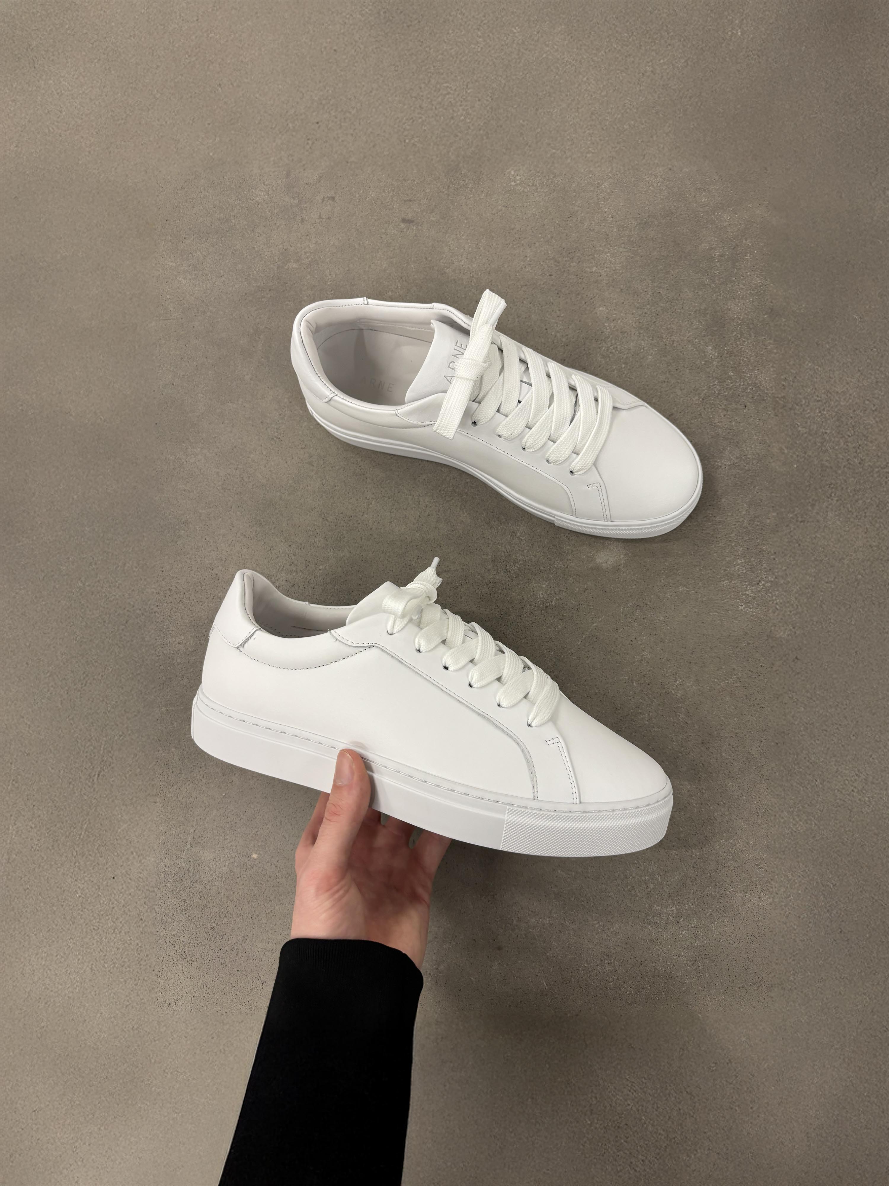 Mens Low Essential Leather Trainer in White
