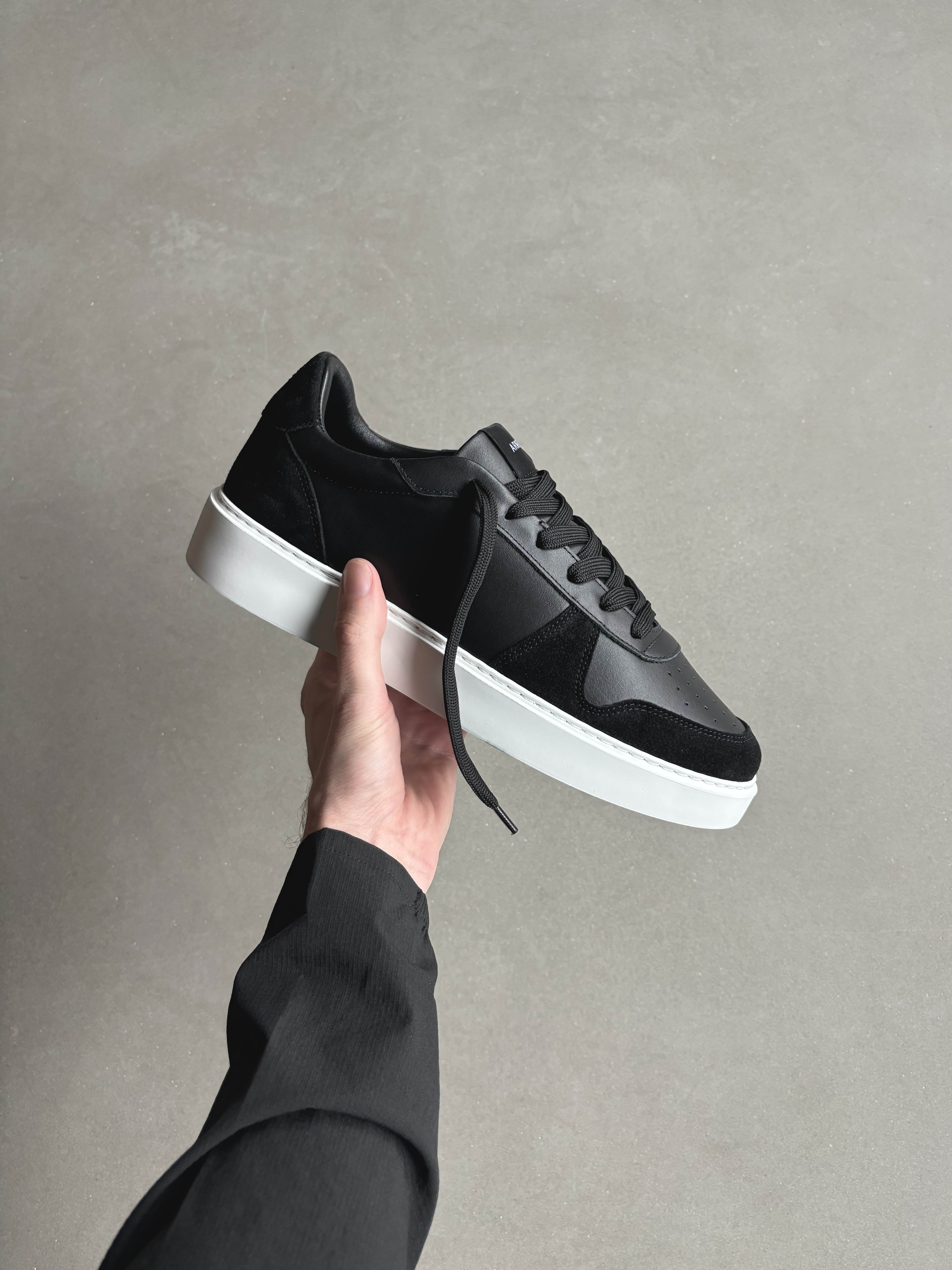 Mens Mid Court Trainer in Black