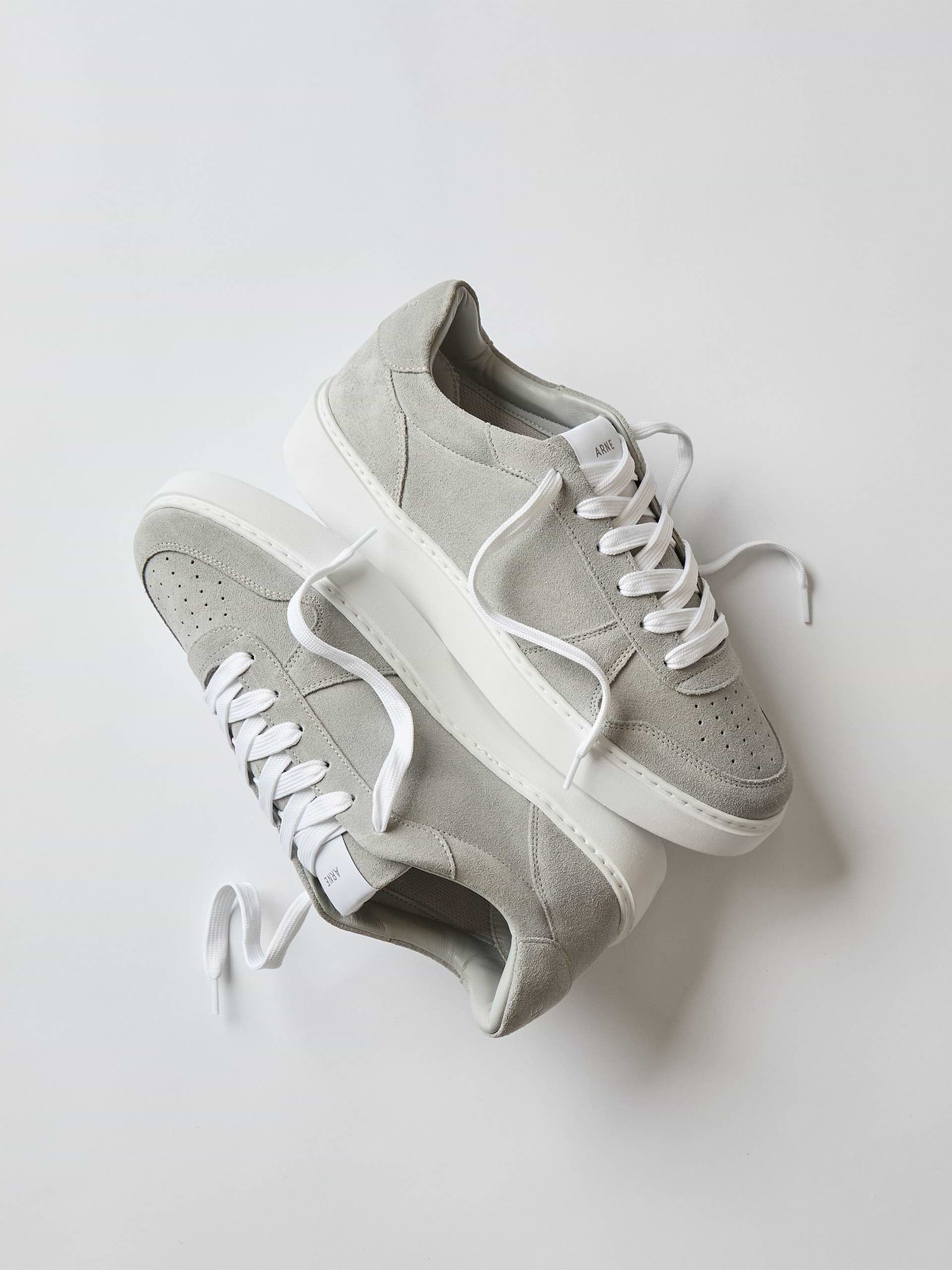 Mens Mid Court Trainer in Light Grey Suede