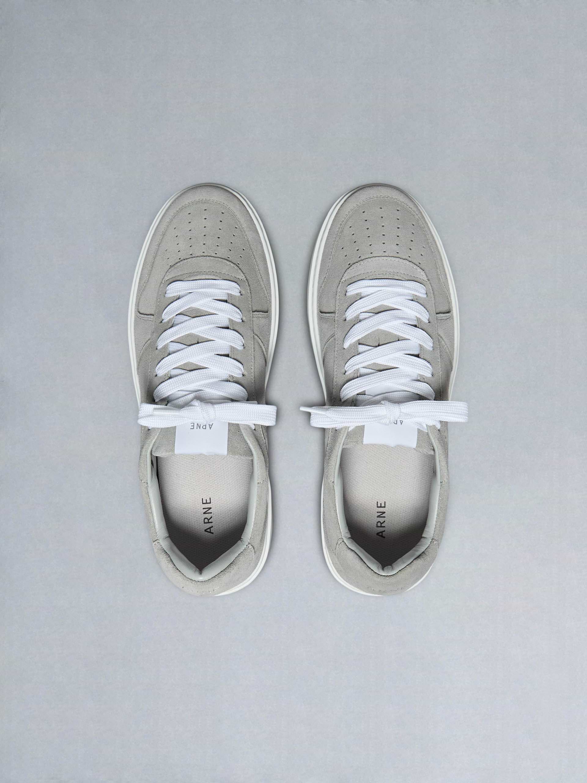Mid Court Trainer in Light Grey Suede