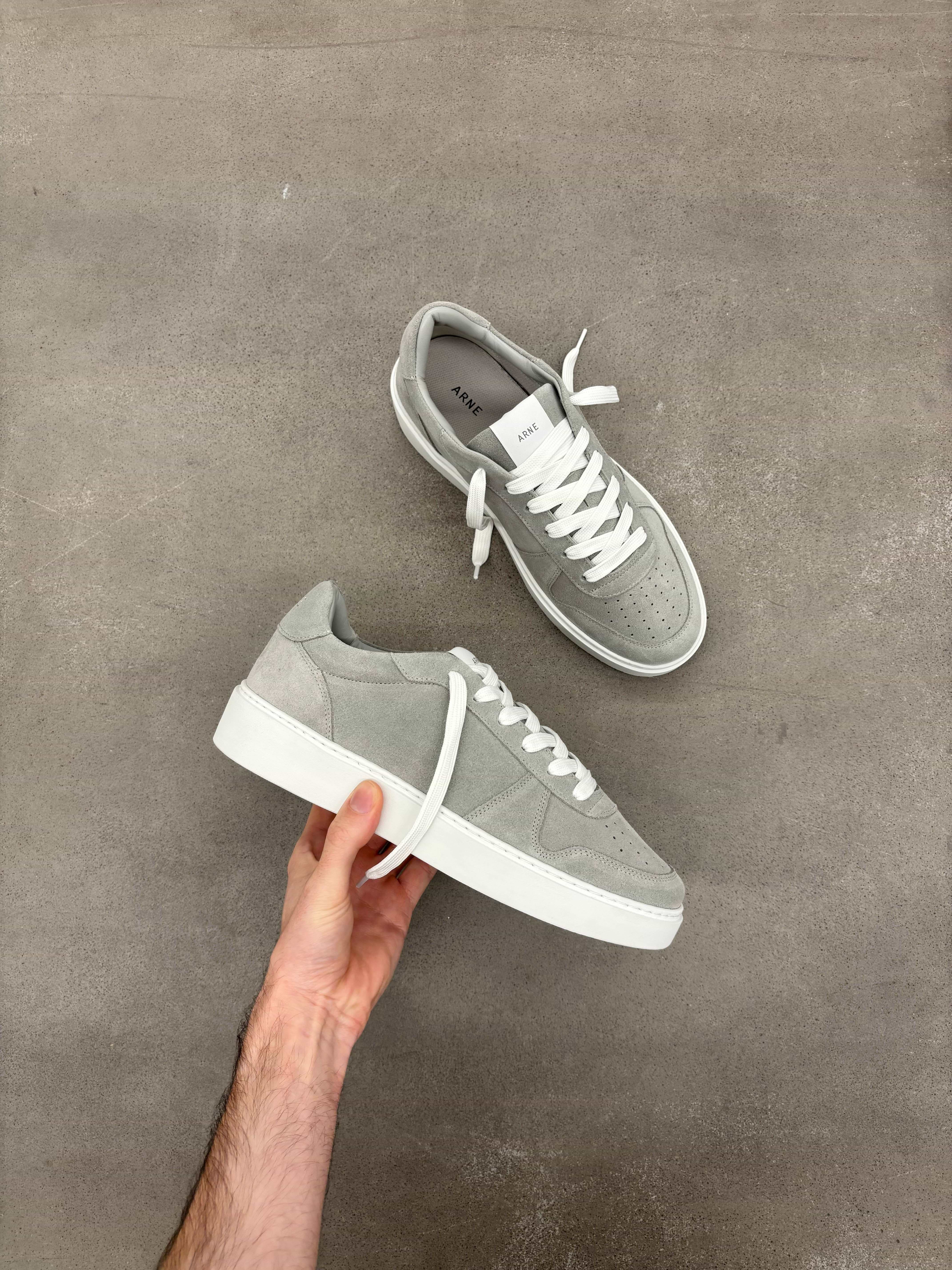 Mid Court Trainer in Light Grey Suede