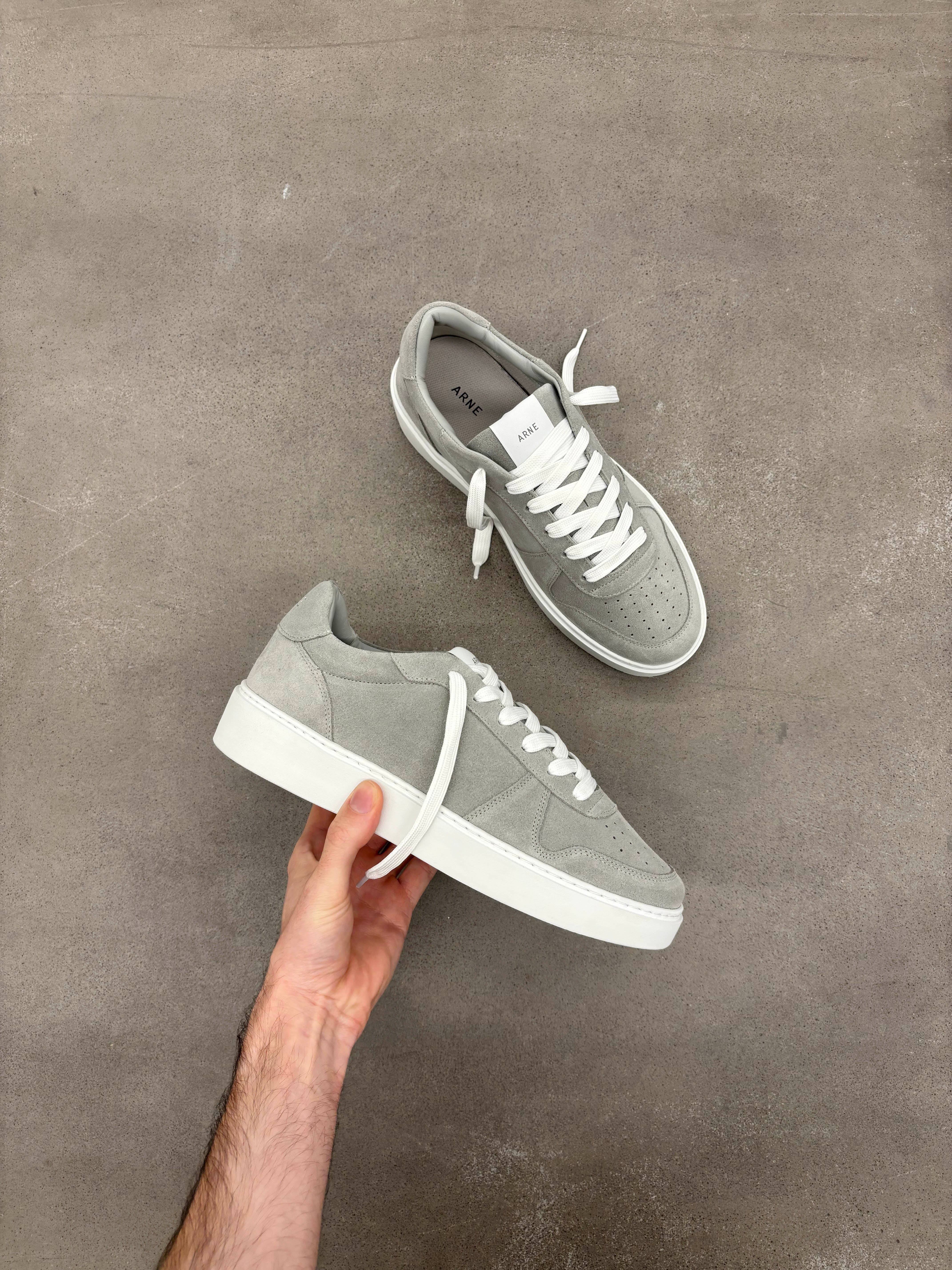 Mens Mid Court Trainer in Light Grey Suede