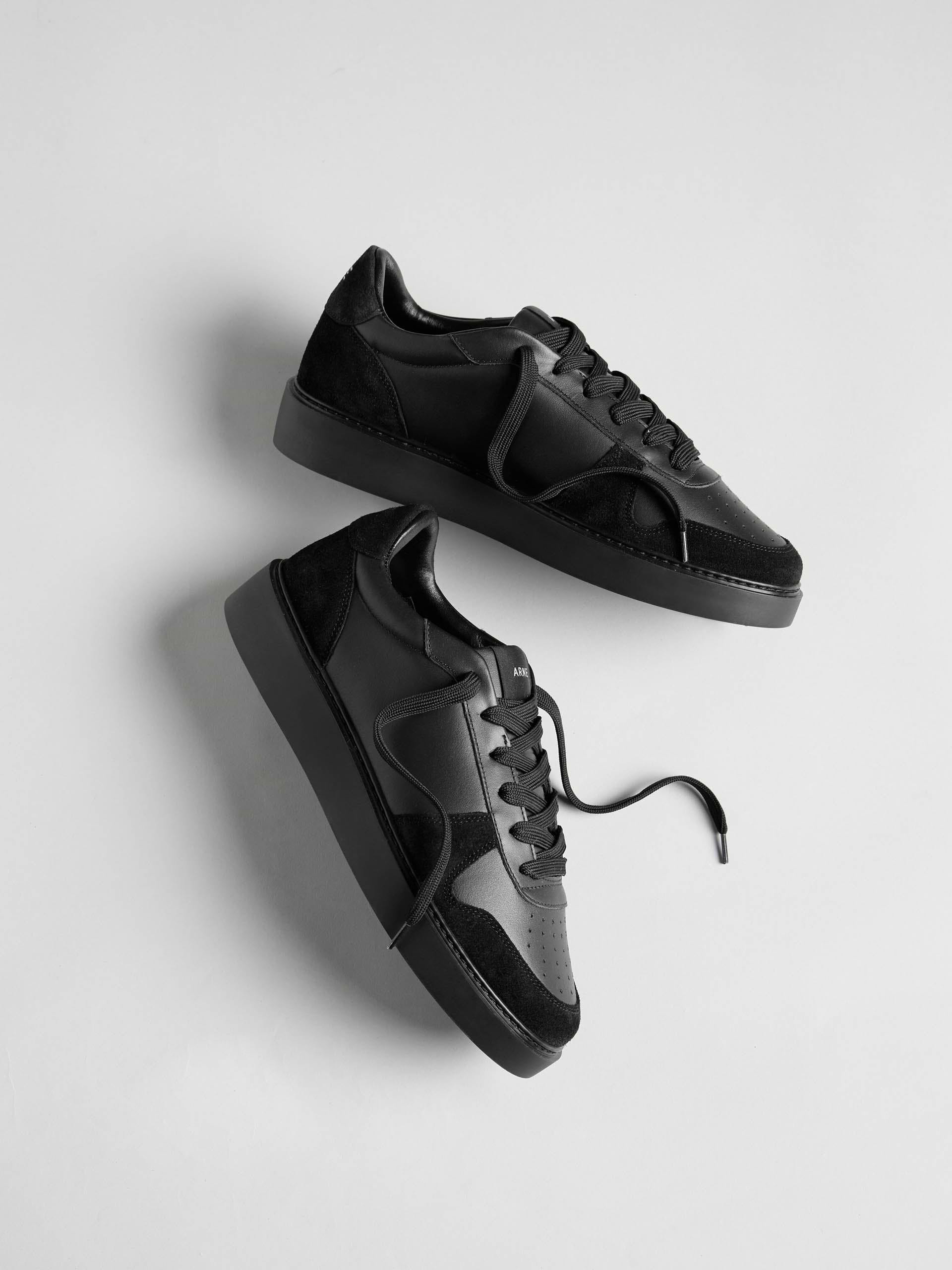 Mens Mid Court Trainer in Triple Black