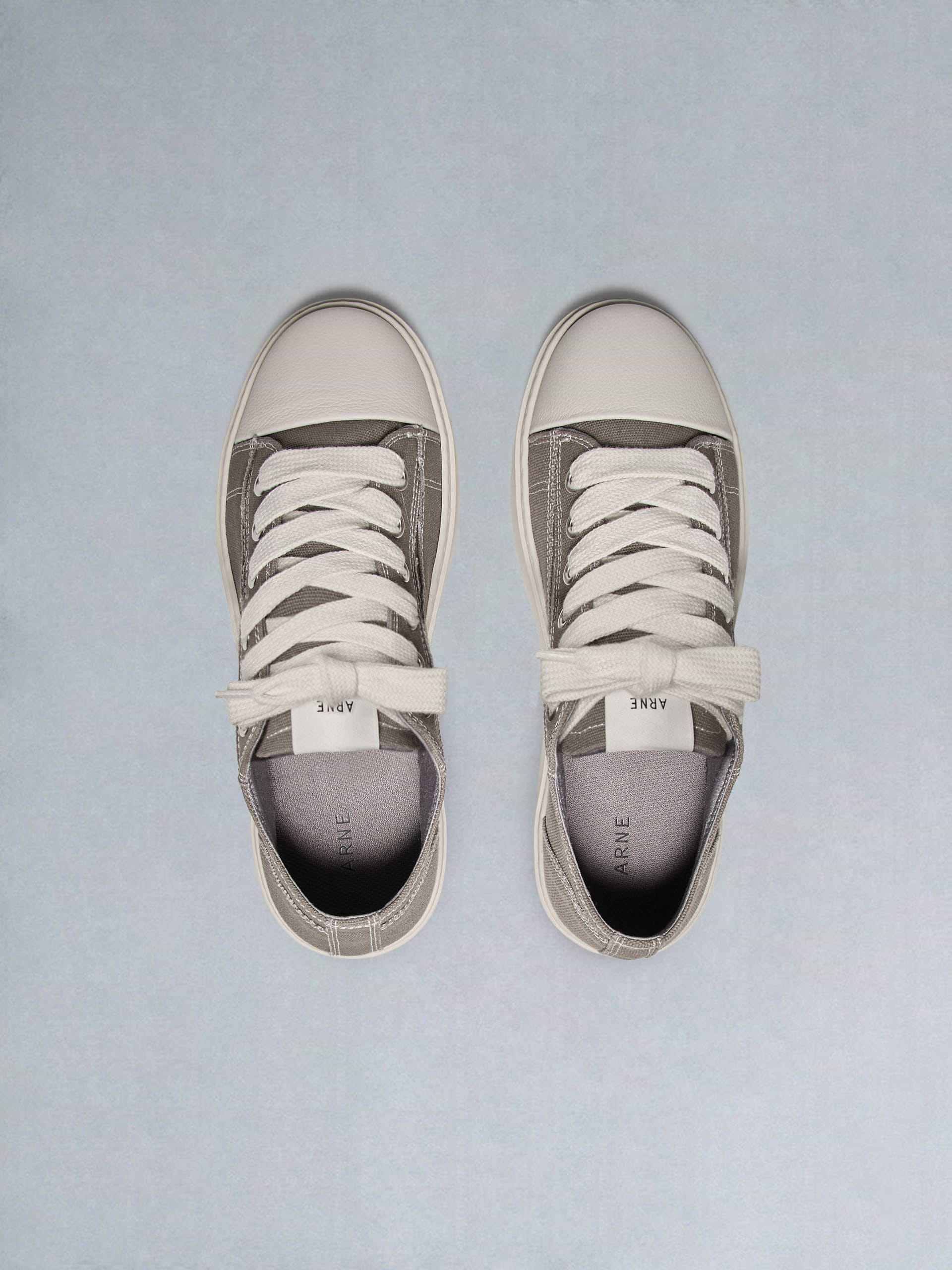 Mid Essential Homerun in Taupe
