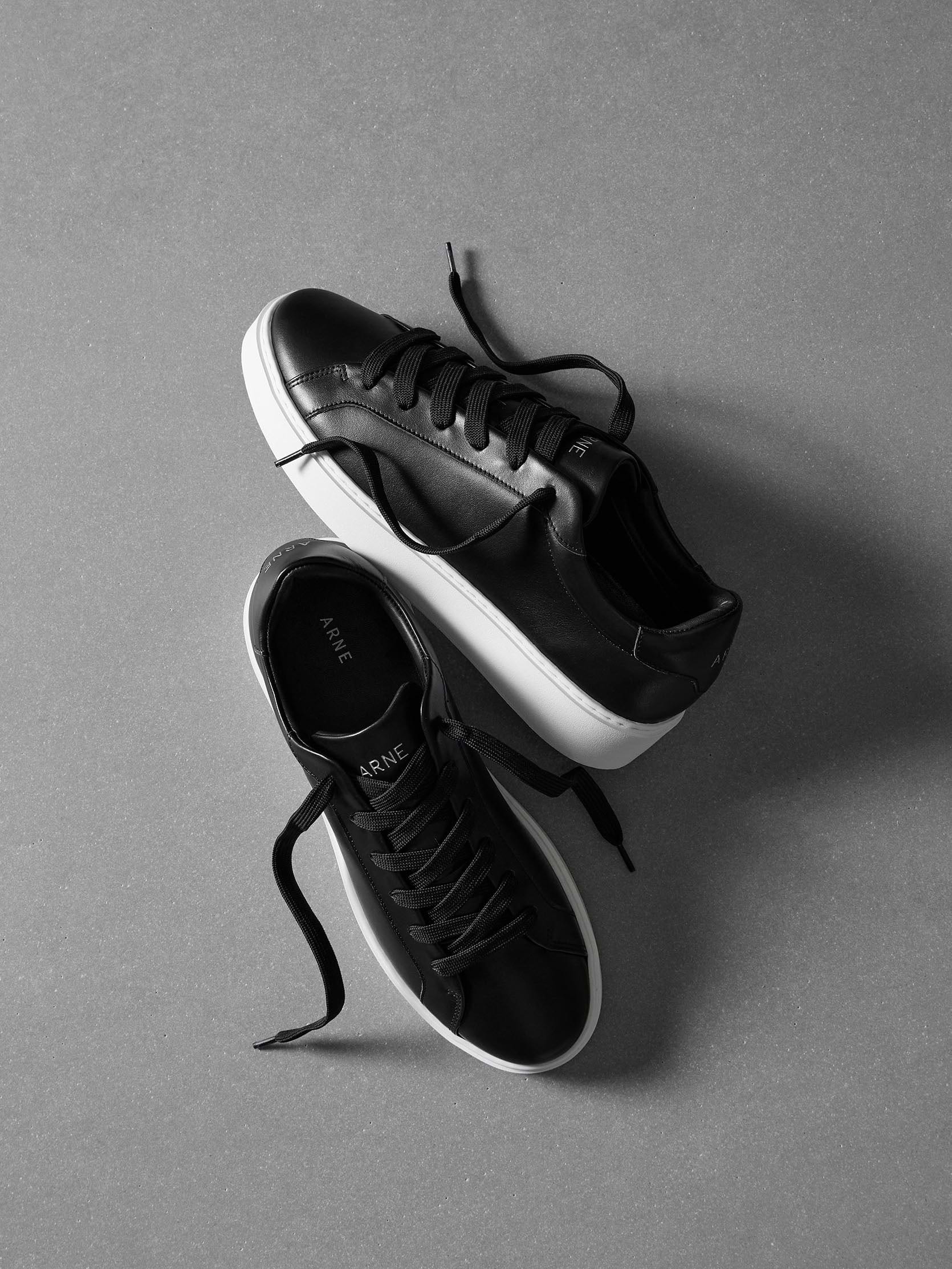 Mens Mid Essential Leather Trainer in Black
