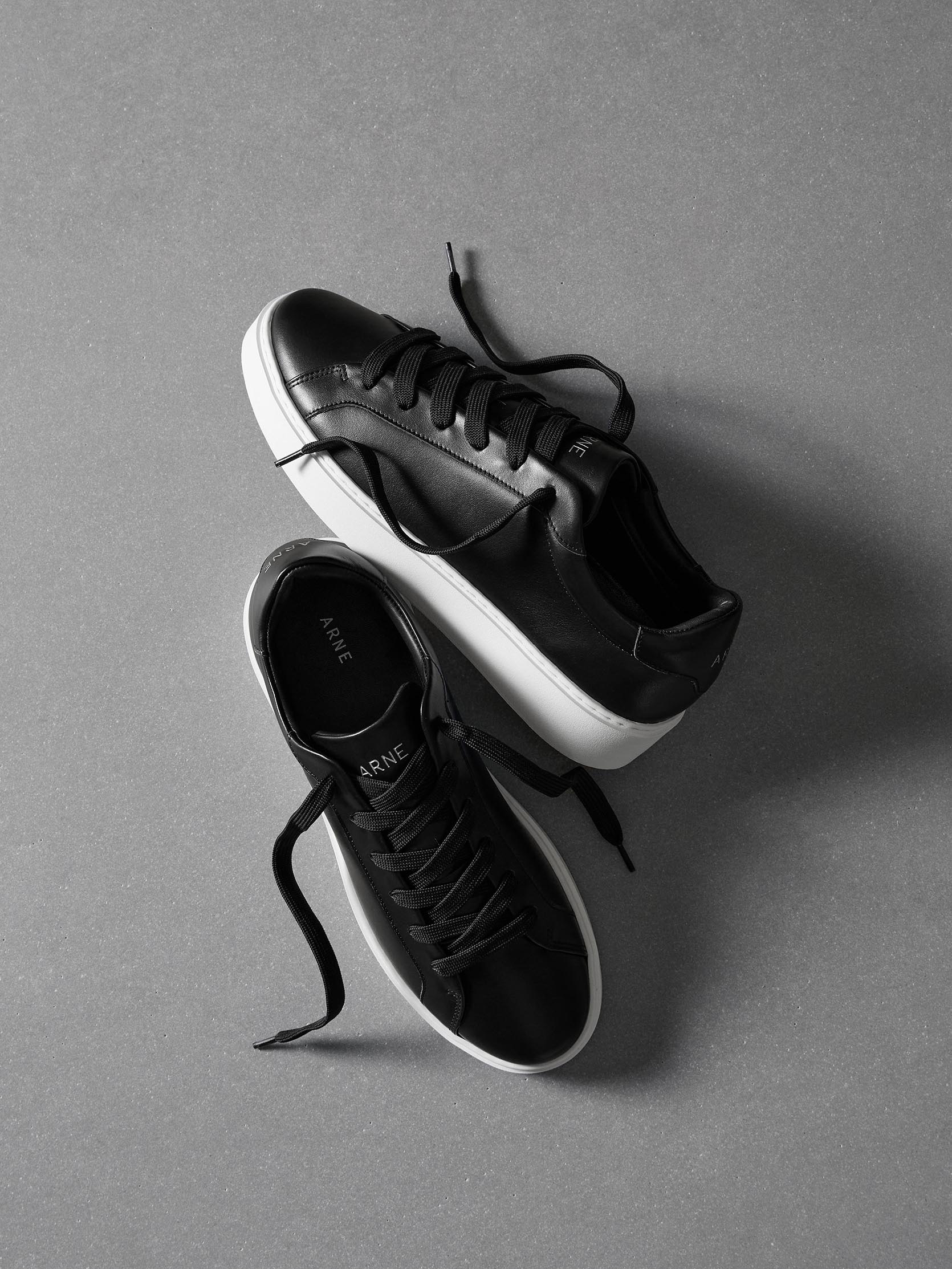 Mens Mid Essential Leather Trainer in Black