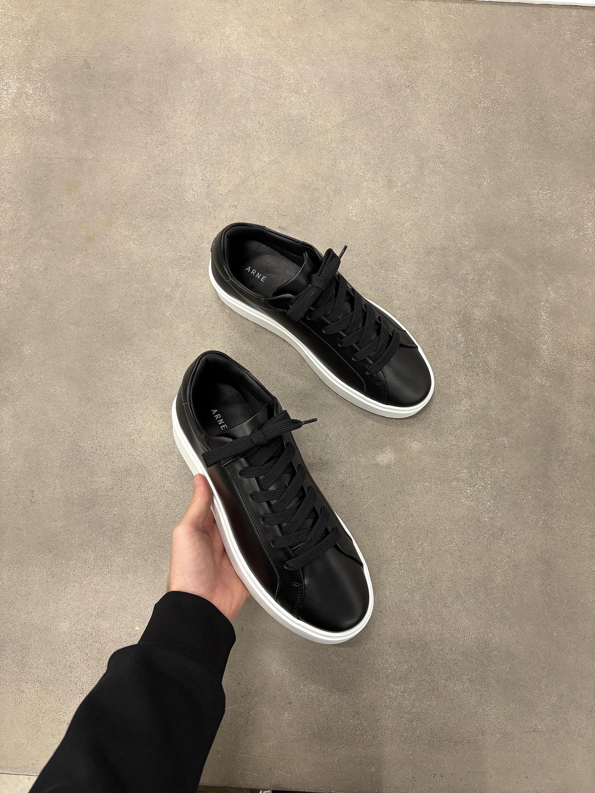 Mens Mid Essential Leather Trainer in Black