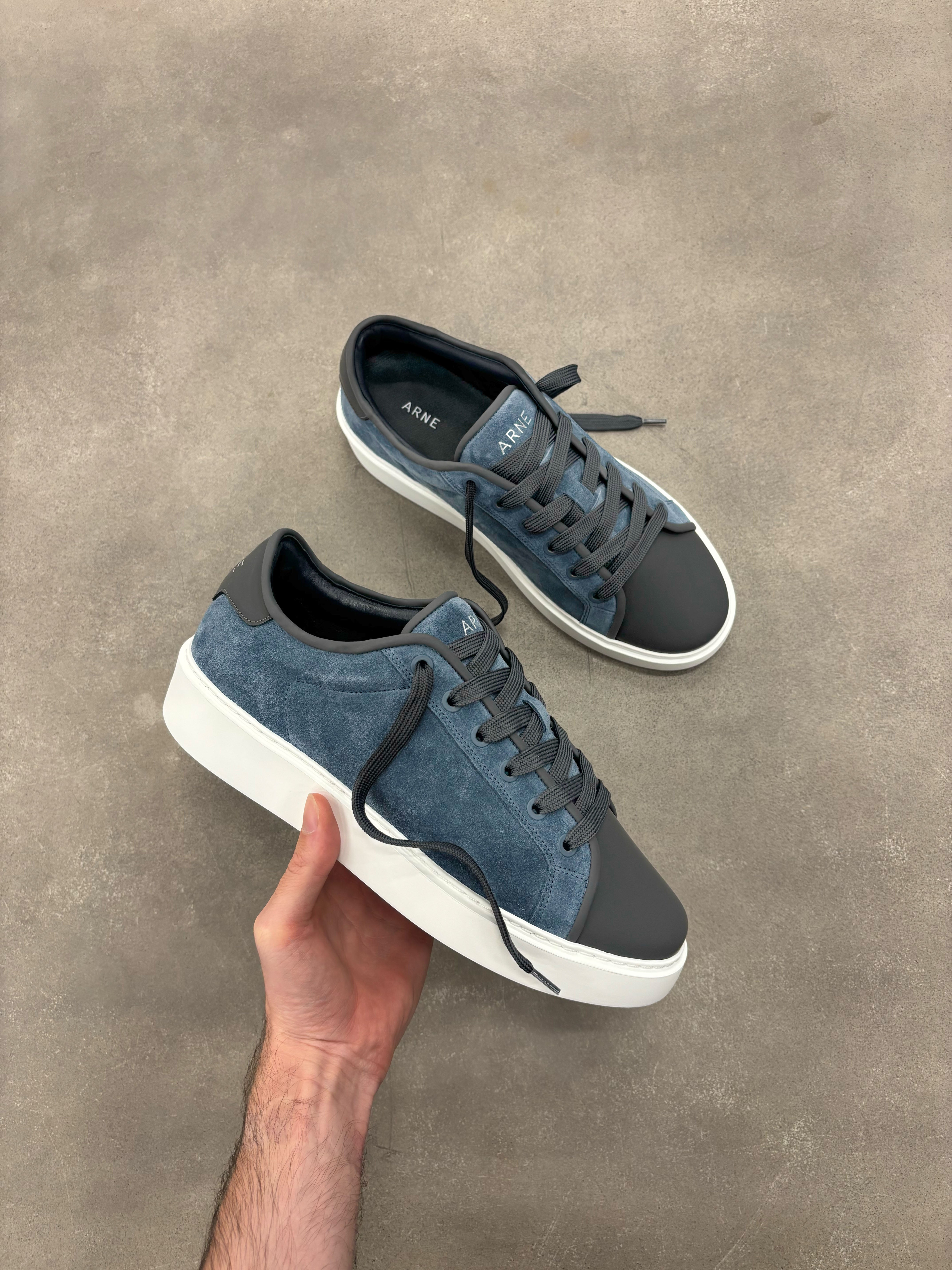 Mens Mid Leather Toe Cap Trainer in Air Force Blue