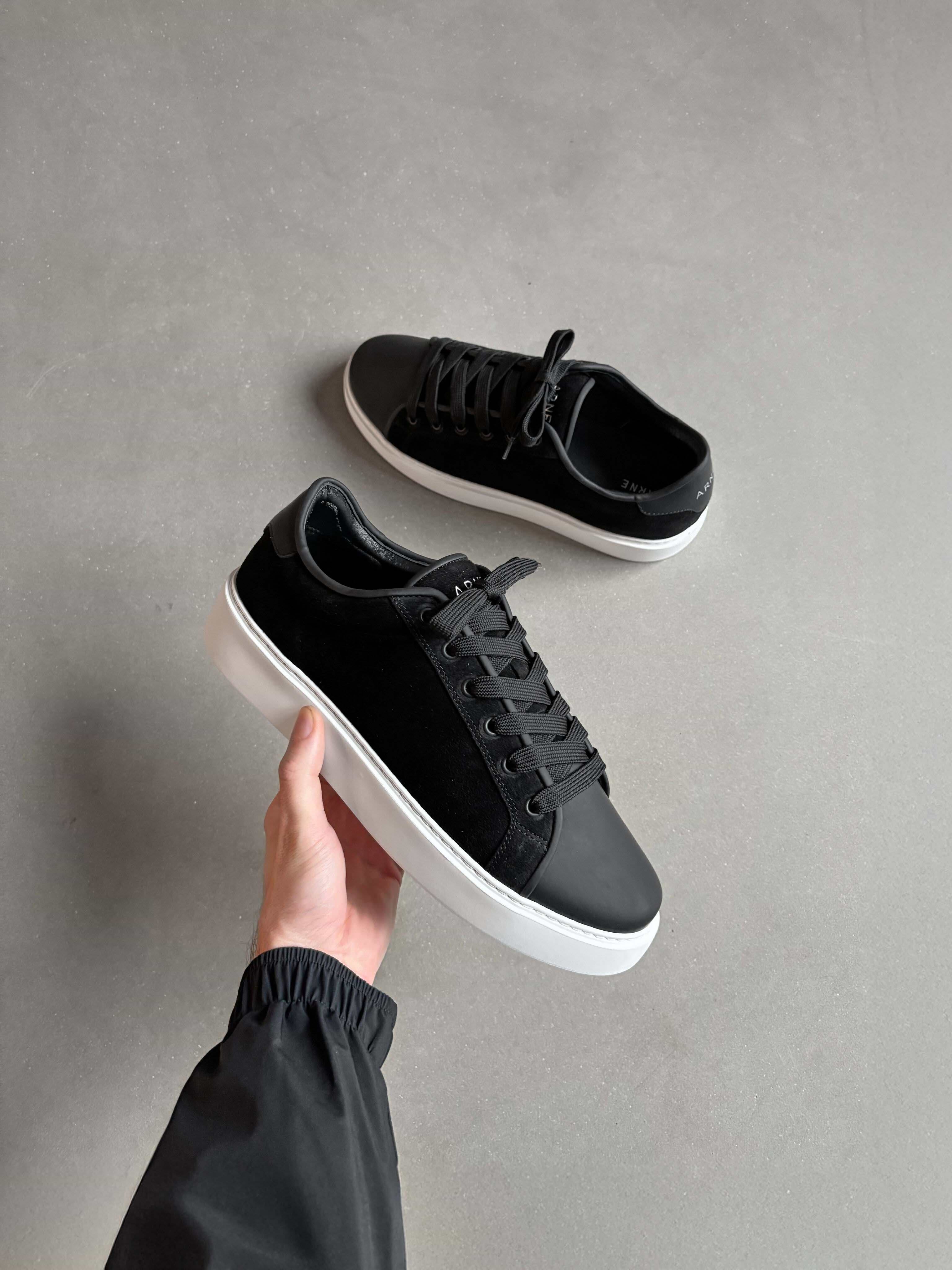 Mid Leather Toe Cap Trainer in Black