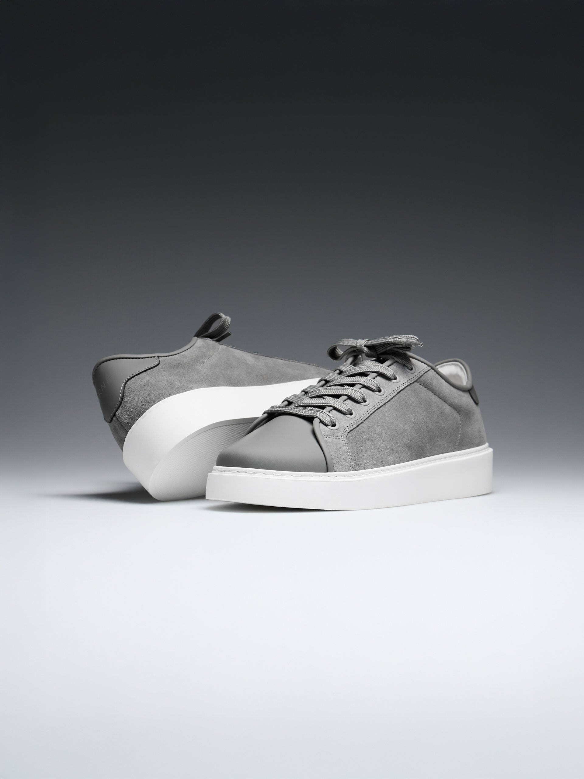 Mens Mid Leather Toe Cap Trainer in Grey