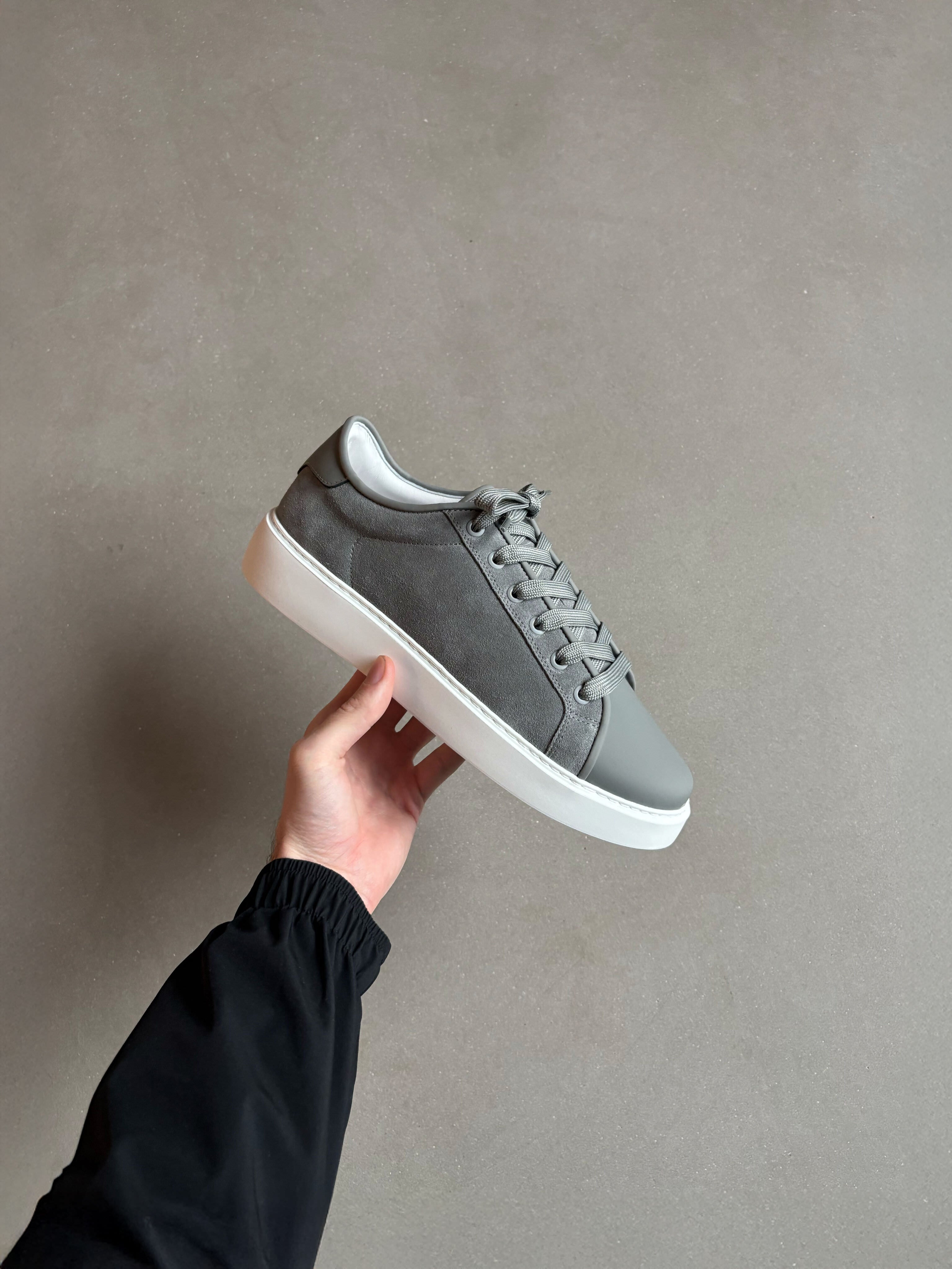 Mens Mid Leather Toe Cap Trainer in Grey