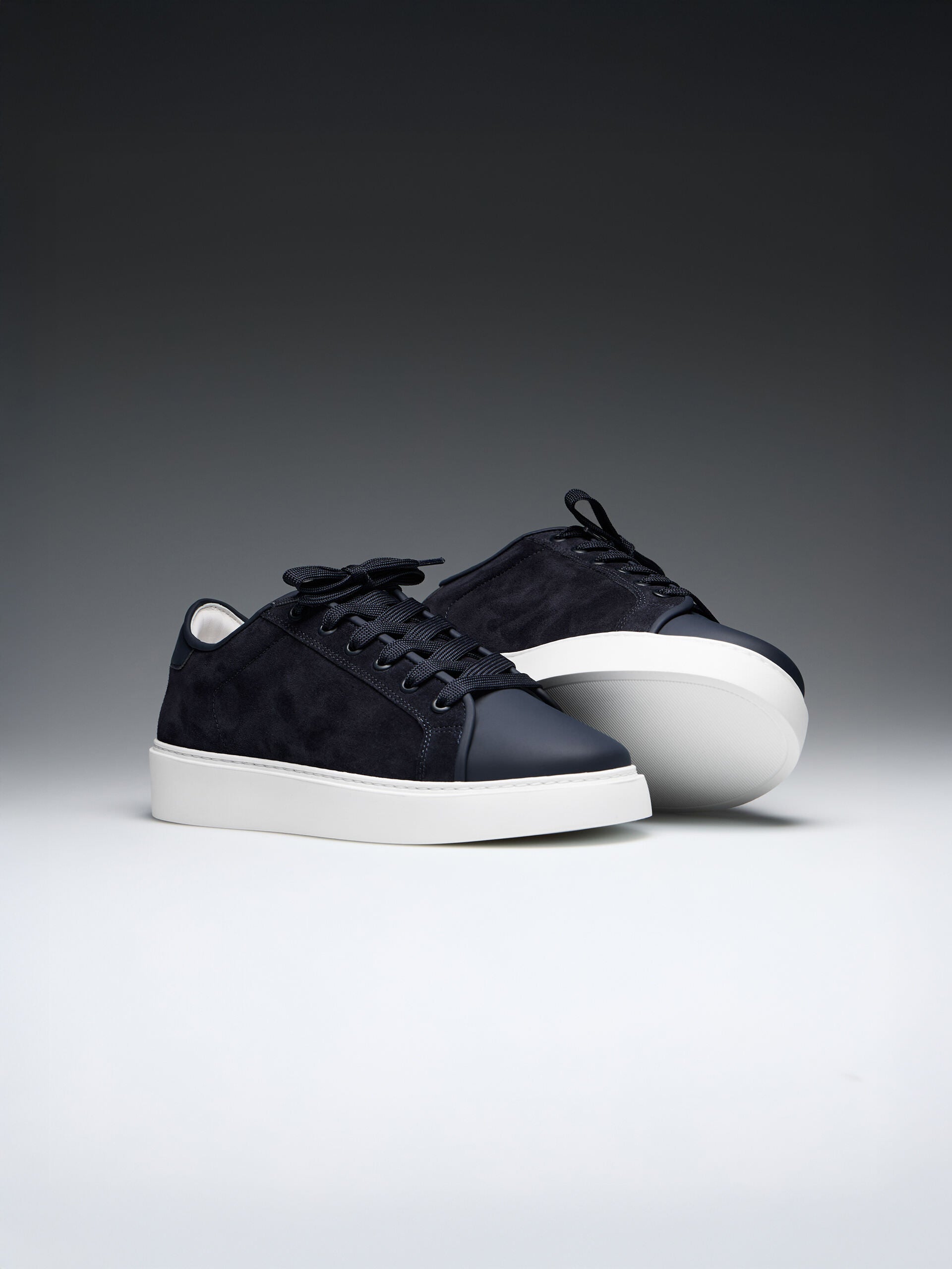 Mens Mid Leather Toe Cap Trainer in Navy
