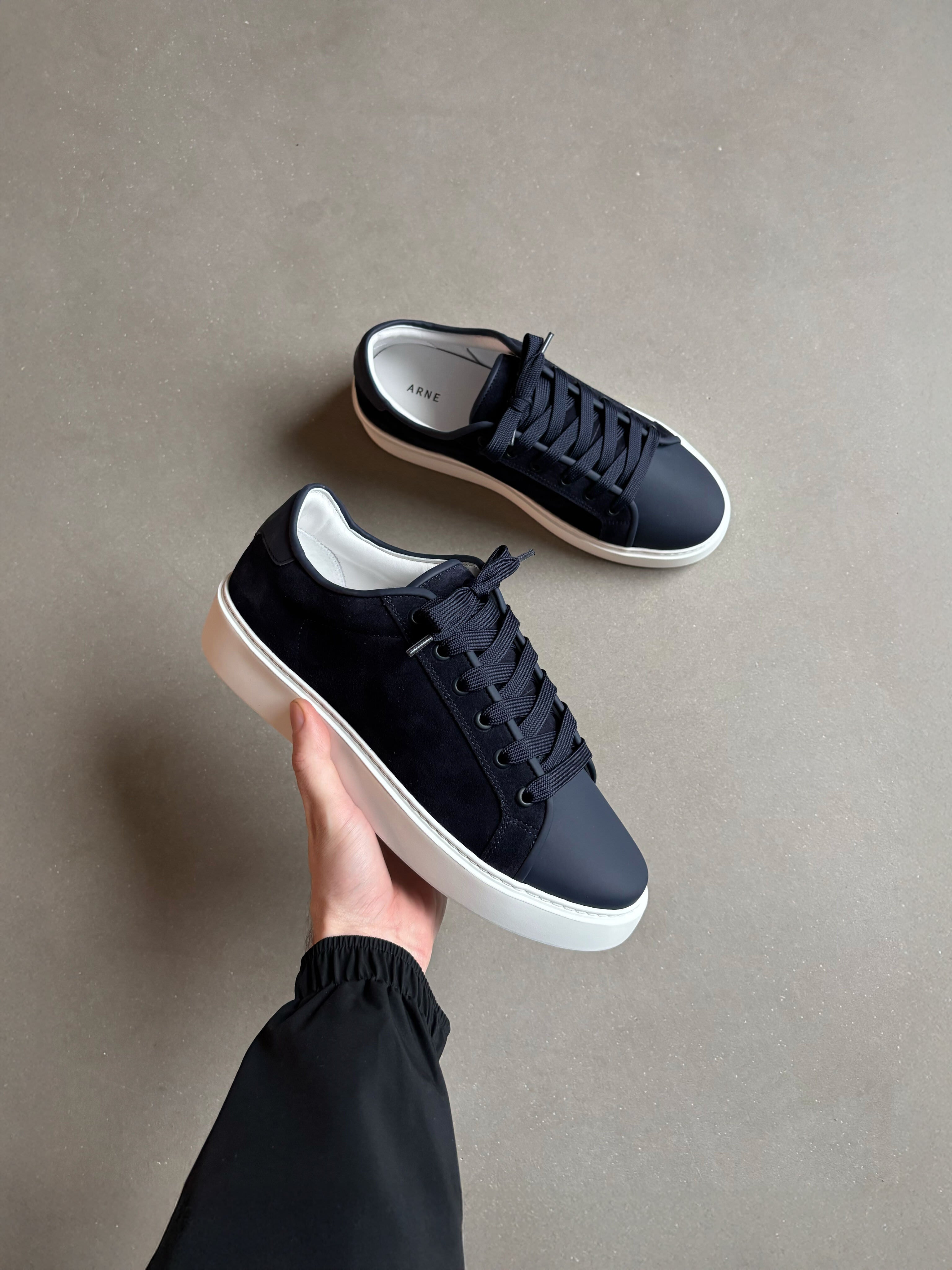 Mens Mid Leather Toe Cap Trainer in Navy