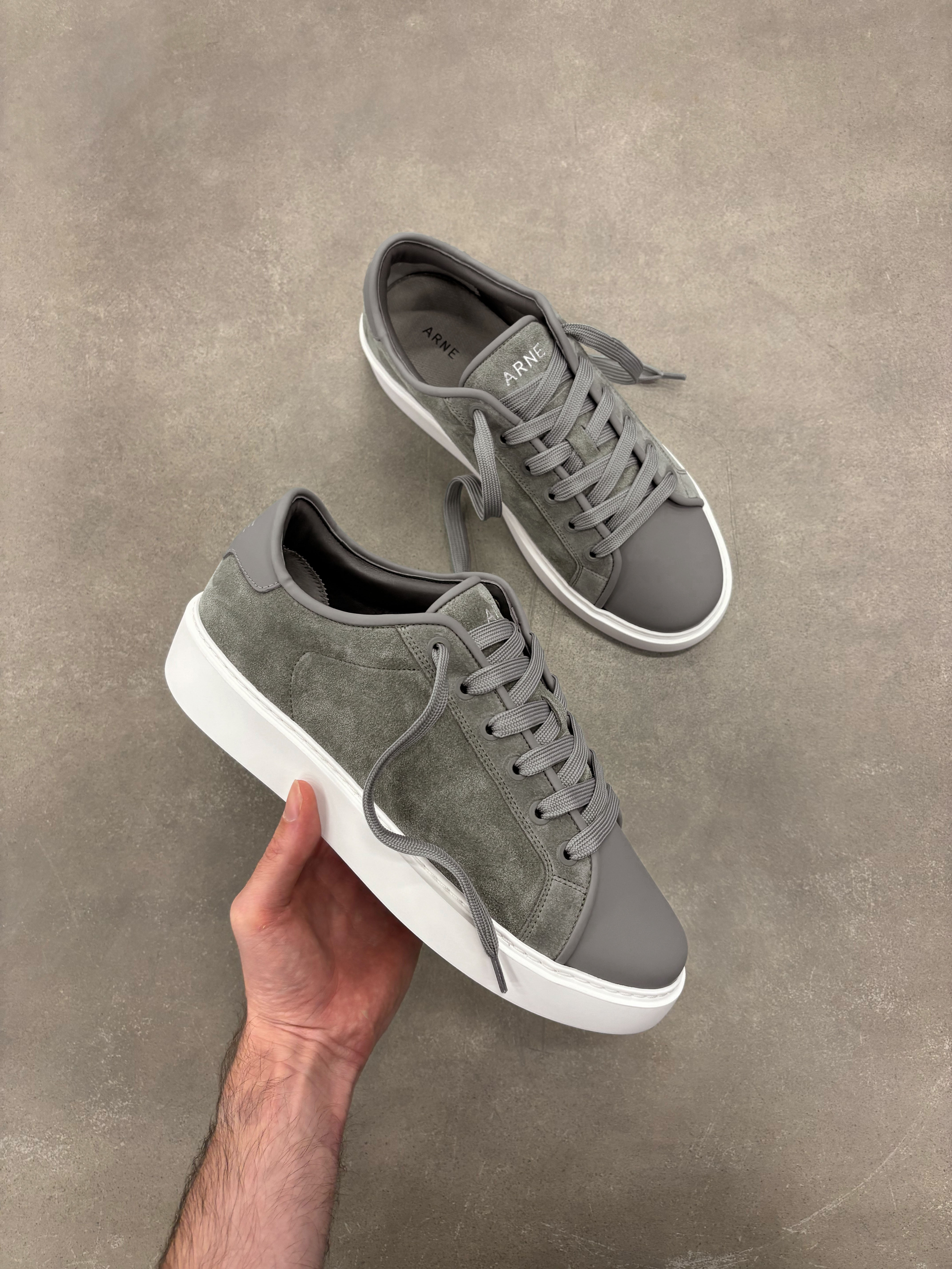 Mens Mid Leather Toe Cap Trainer in Sage Green