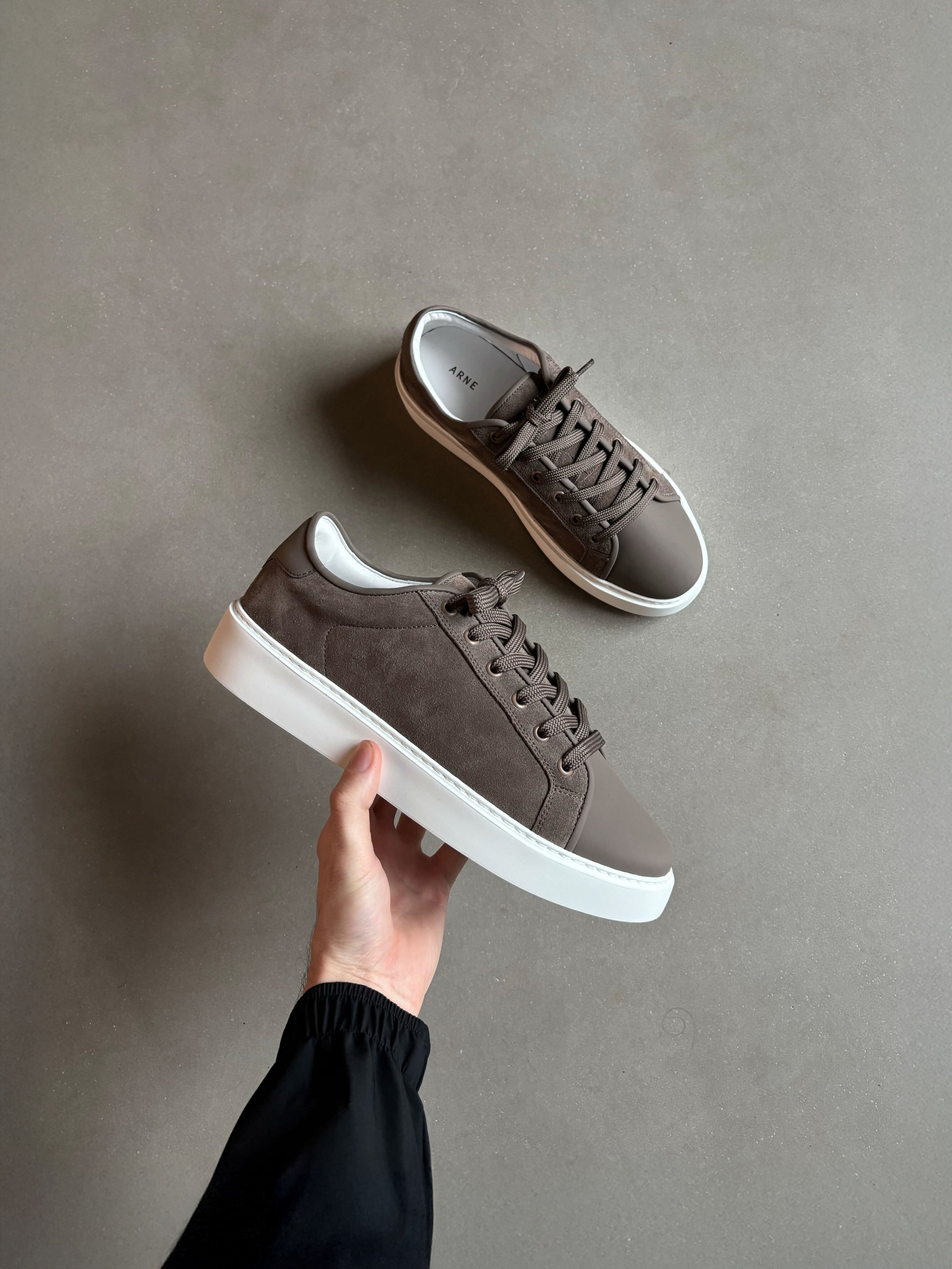 Mens Mid Leather Toe Cap Trainer in Taupe