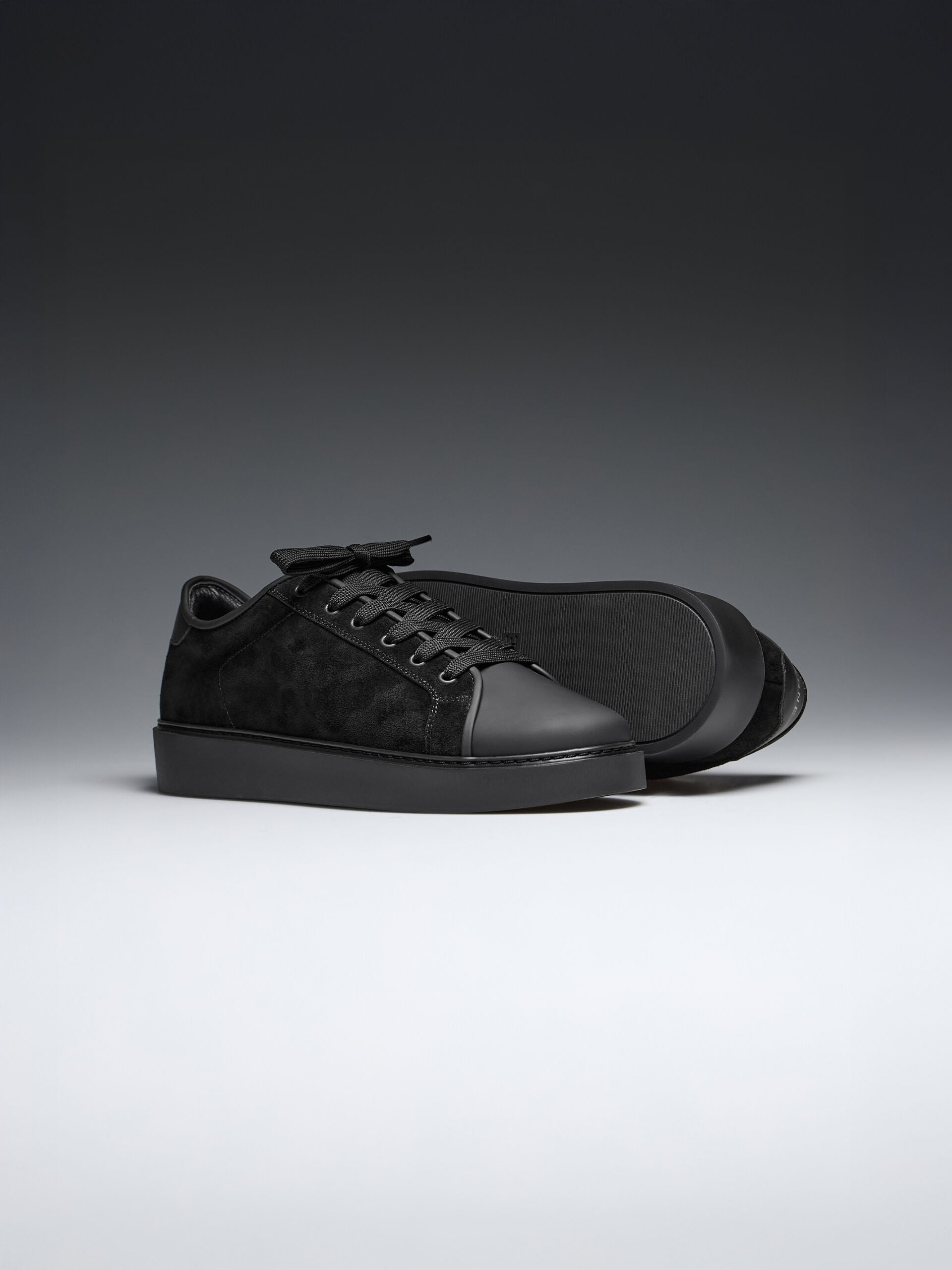 Mens Mid Leather Toe Cap Trainer in Triple Black