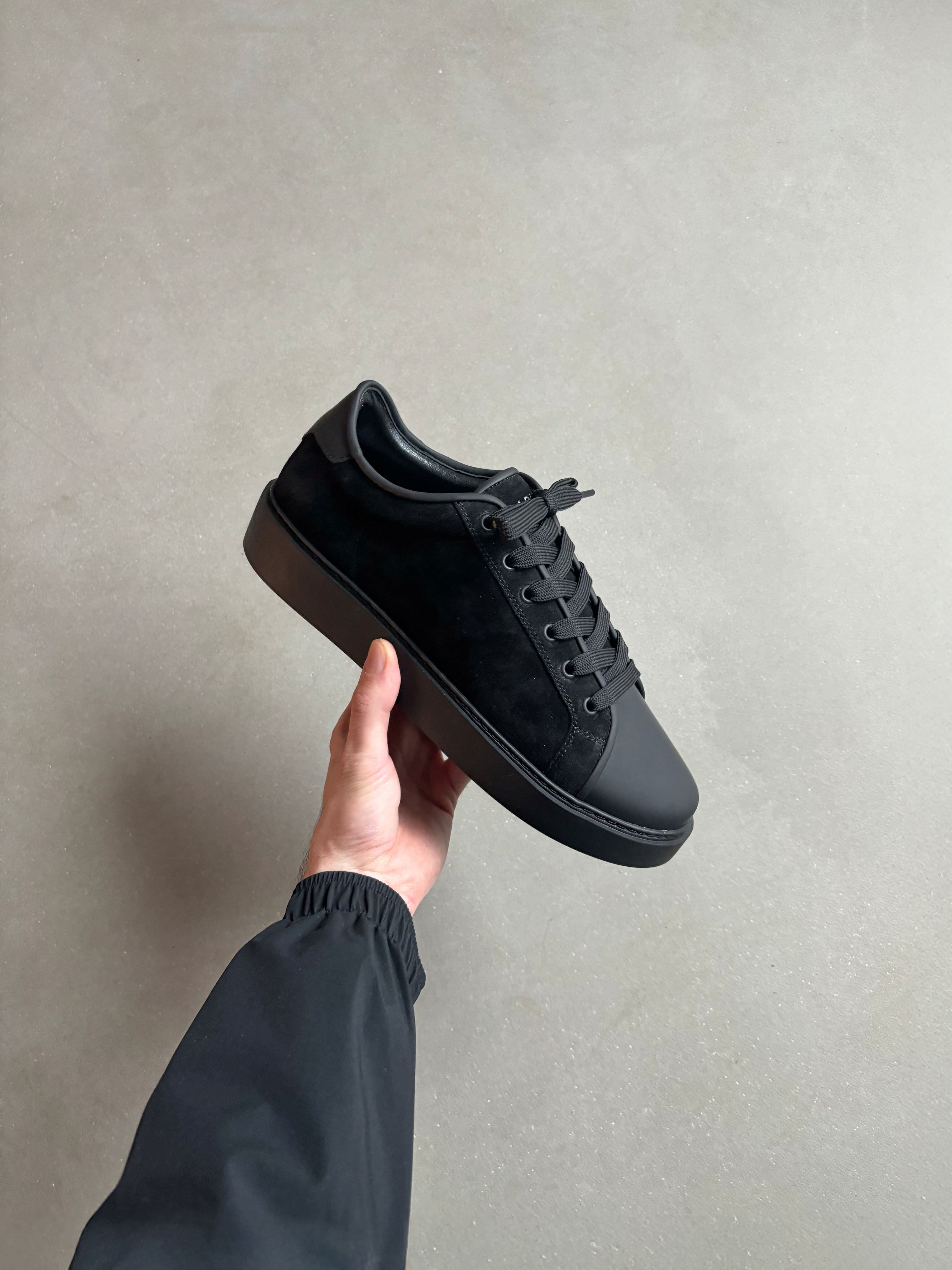 Mens Mid Leather Toe Cap Trainer in Triple Black