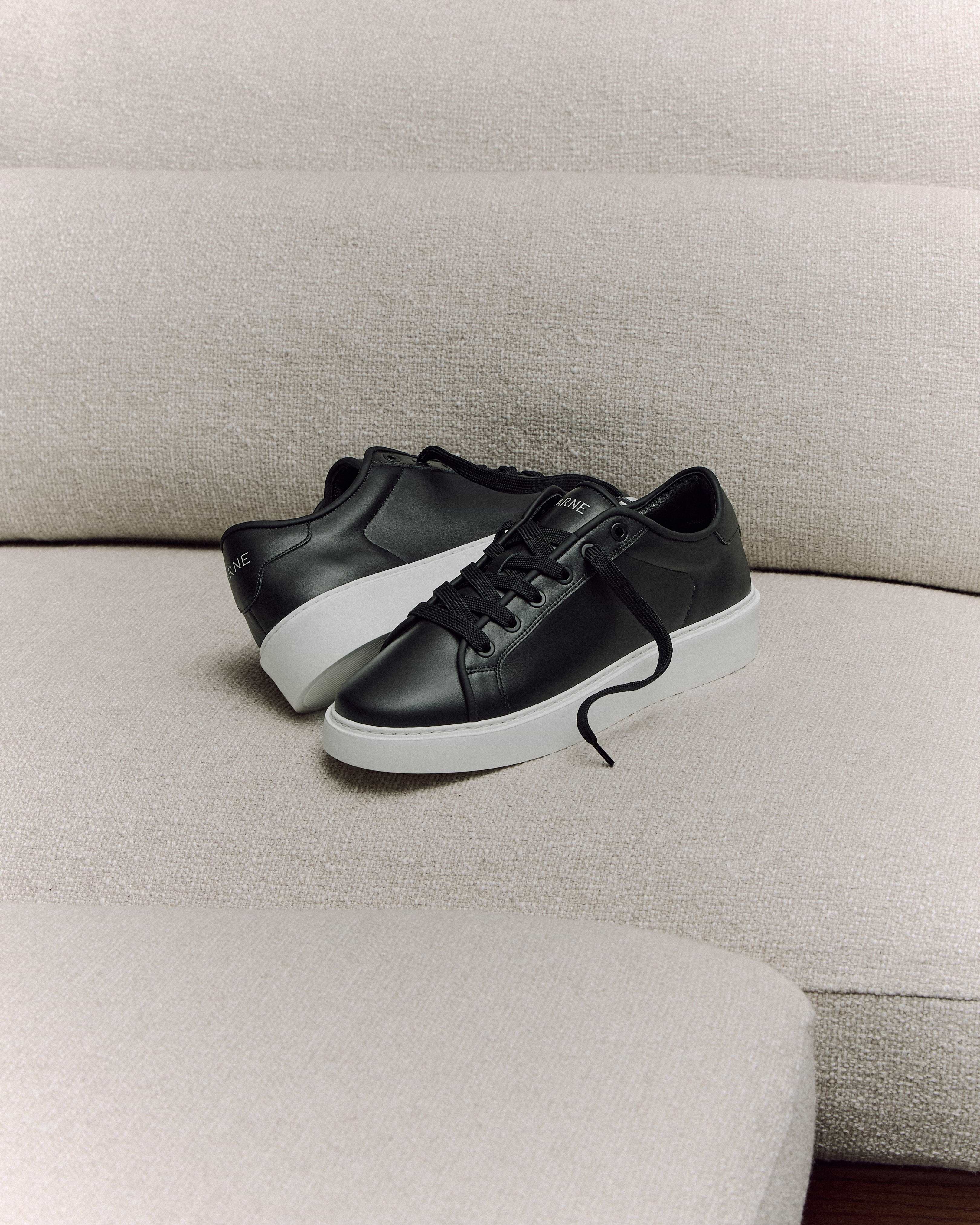 Mens Mid Leather Trainer in Black