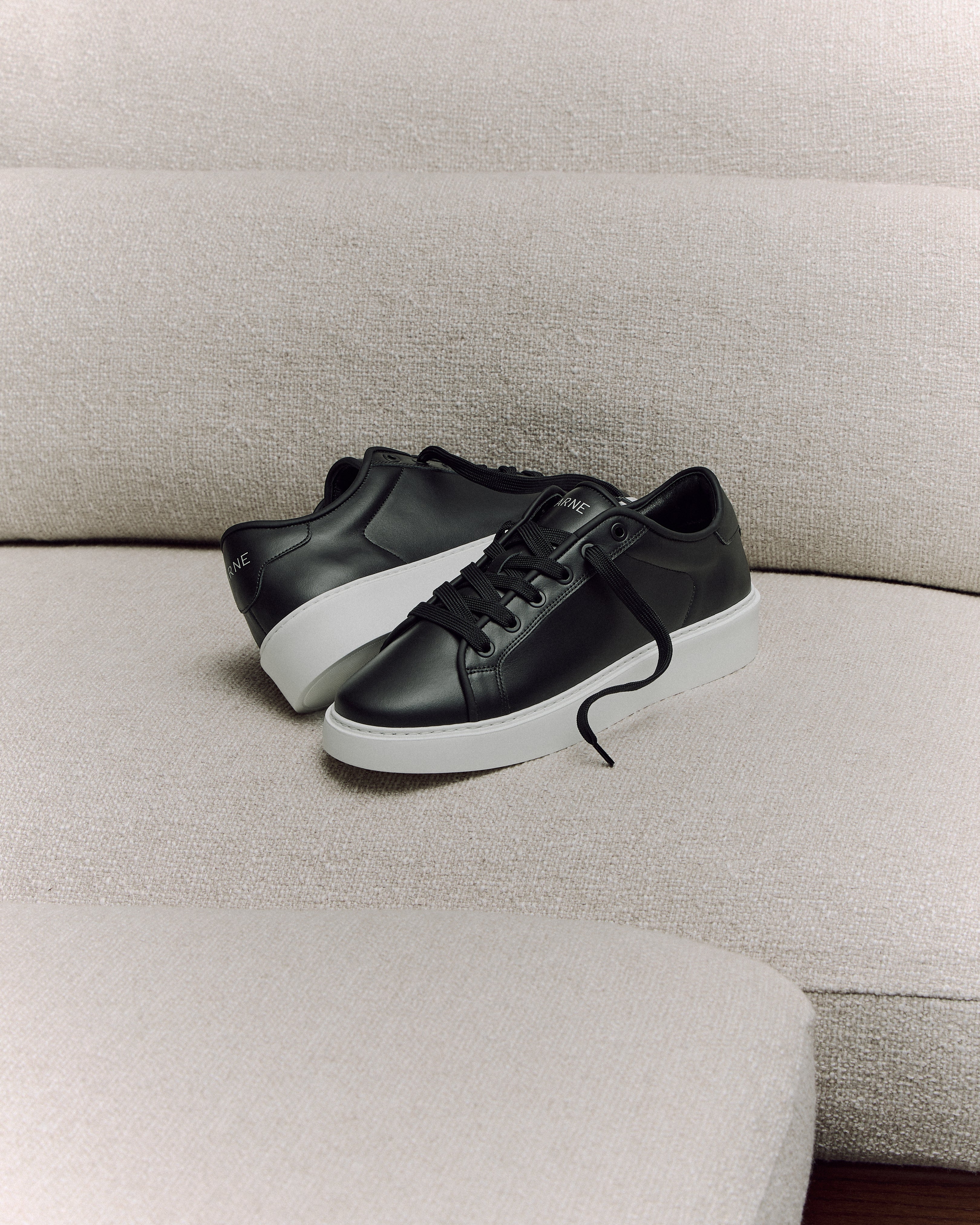 Mens Mid Leather Trainer in Black