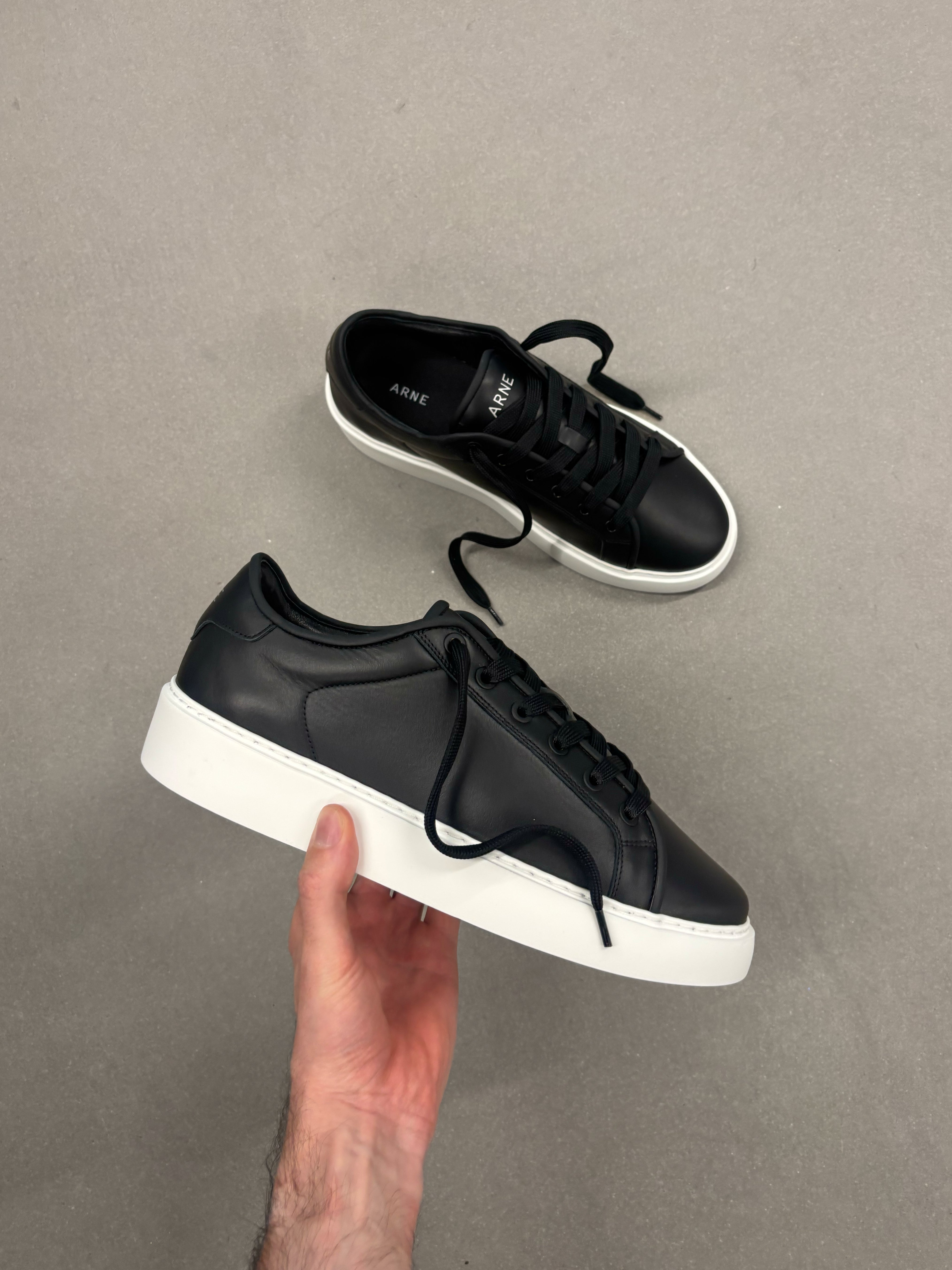 Mens Mid Leather Trainer in Black