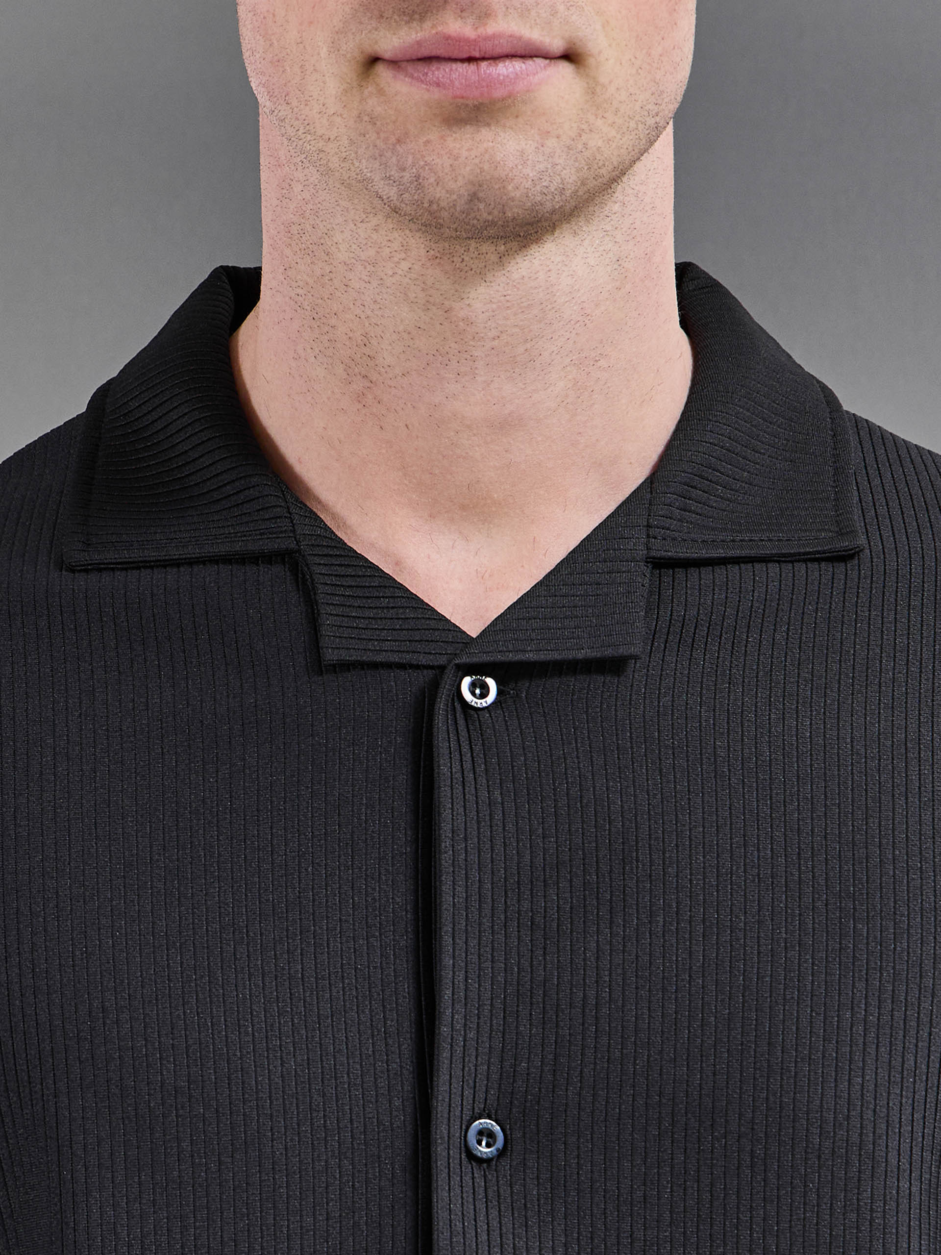 Mens Pleated Revere Collar Shirt in Black