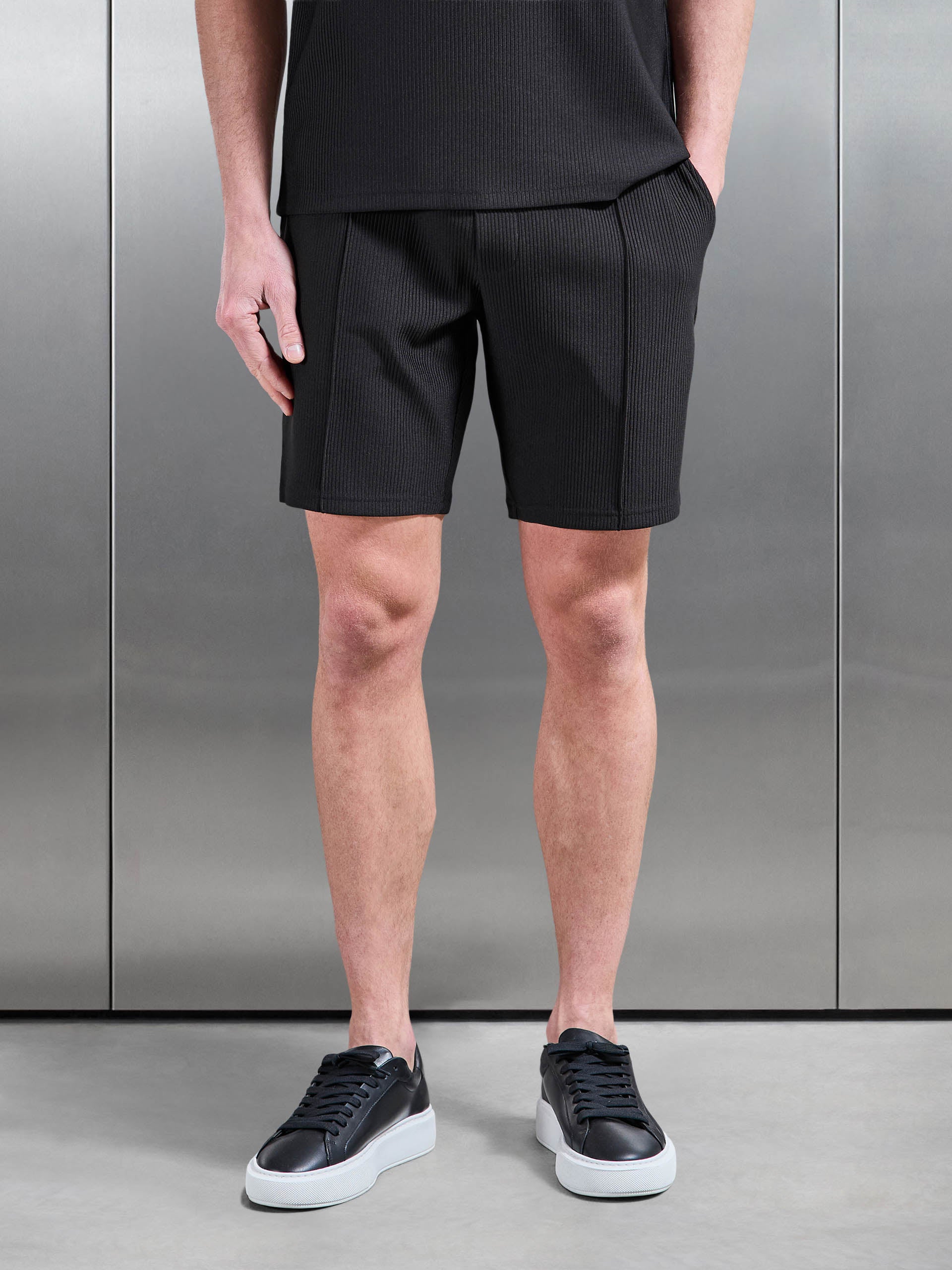 Mens Pleated Short in Black