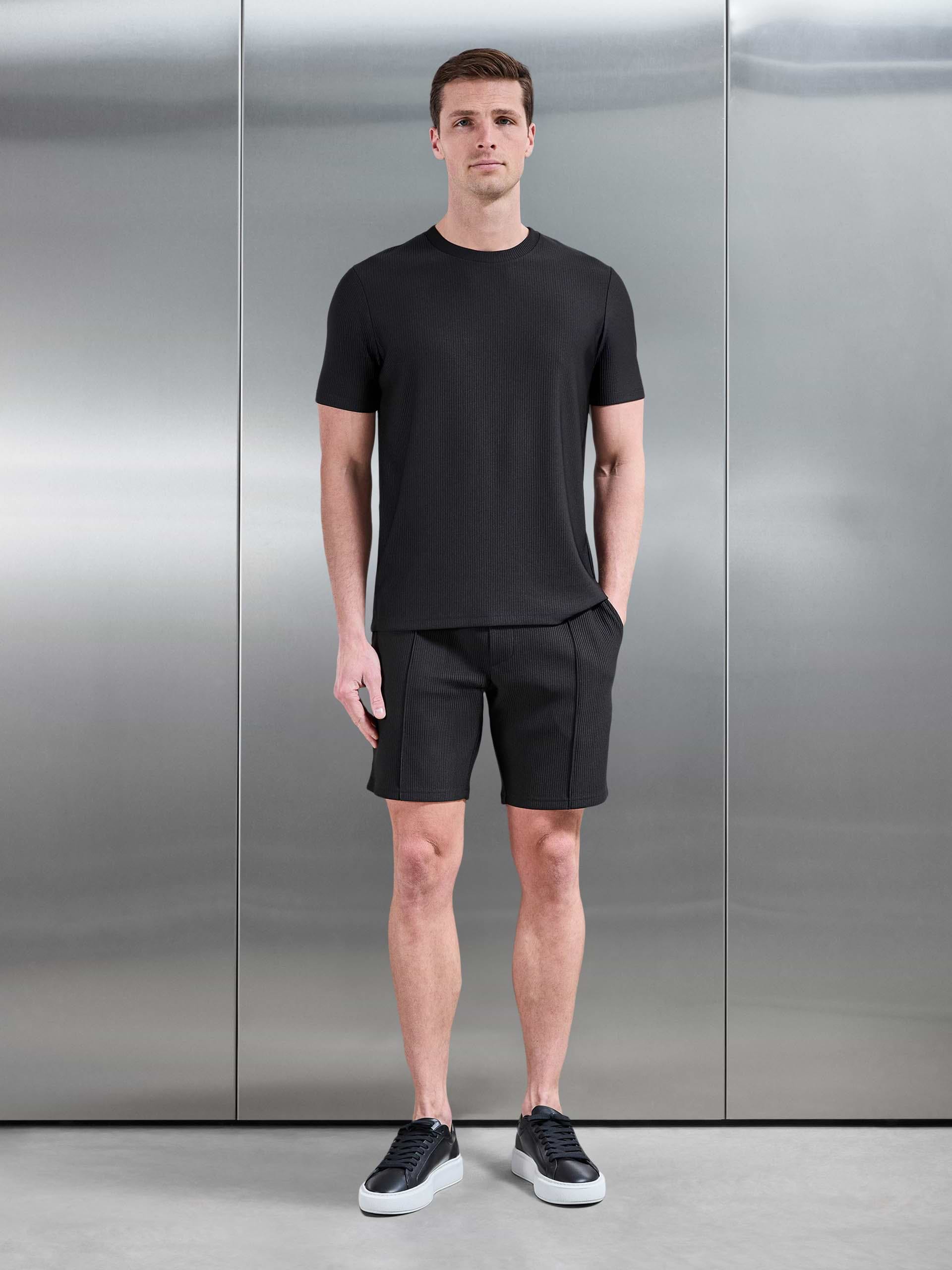 Mens Pleated Short in Black