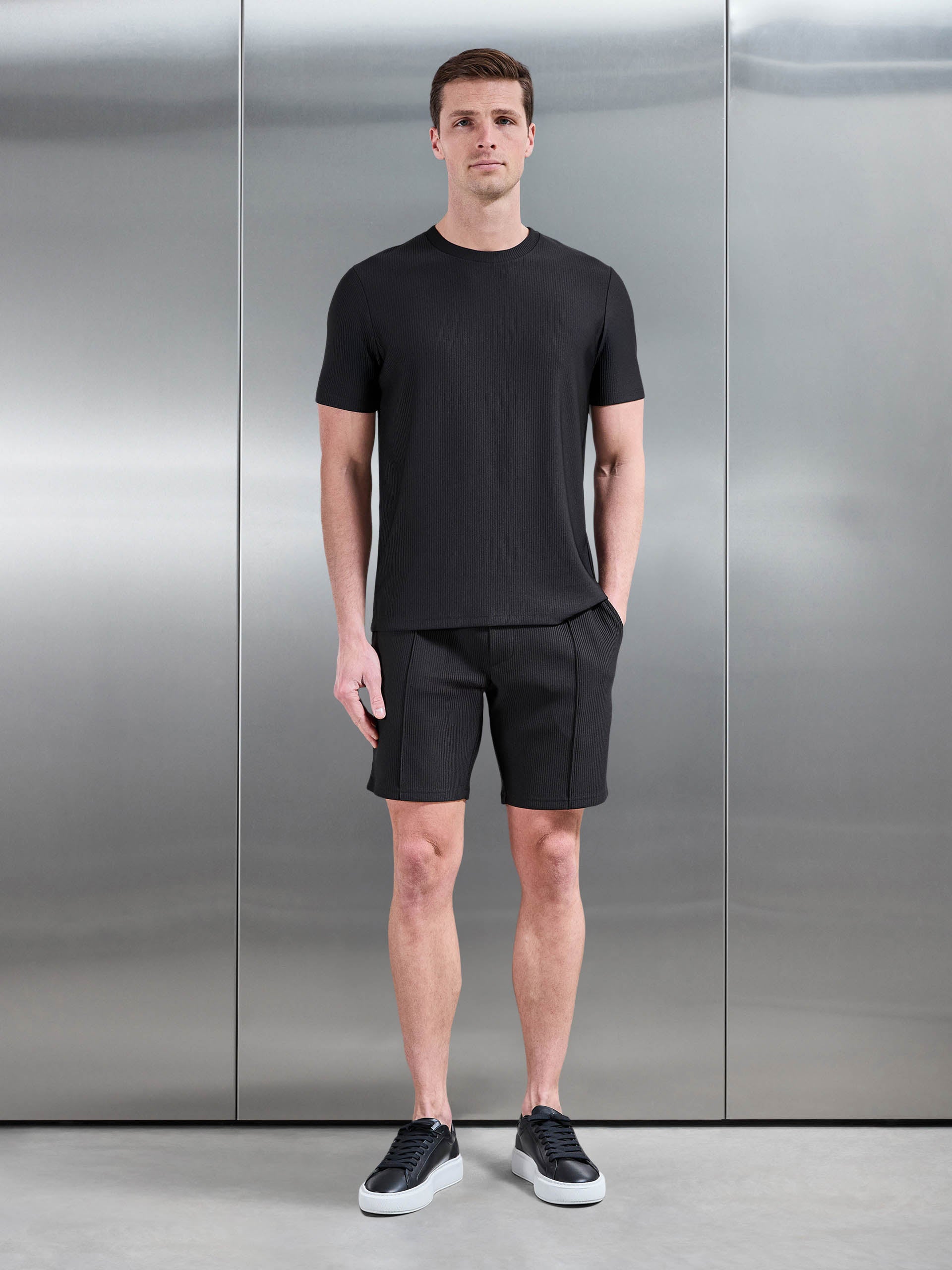 Mens Pleated Short in Black
