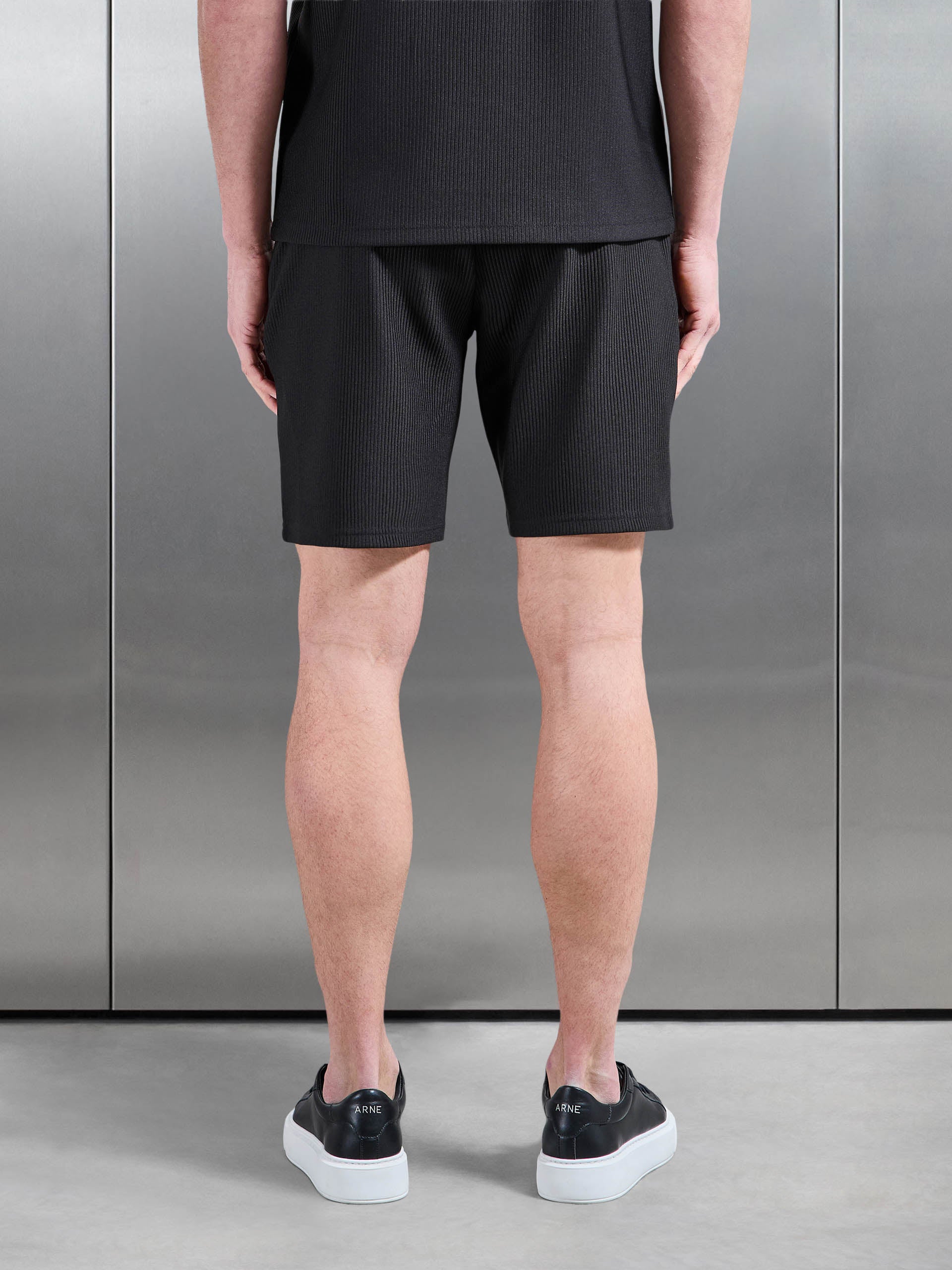Mens Pleated Short in Black