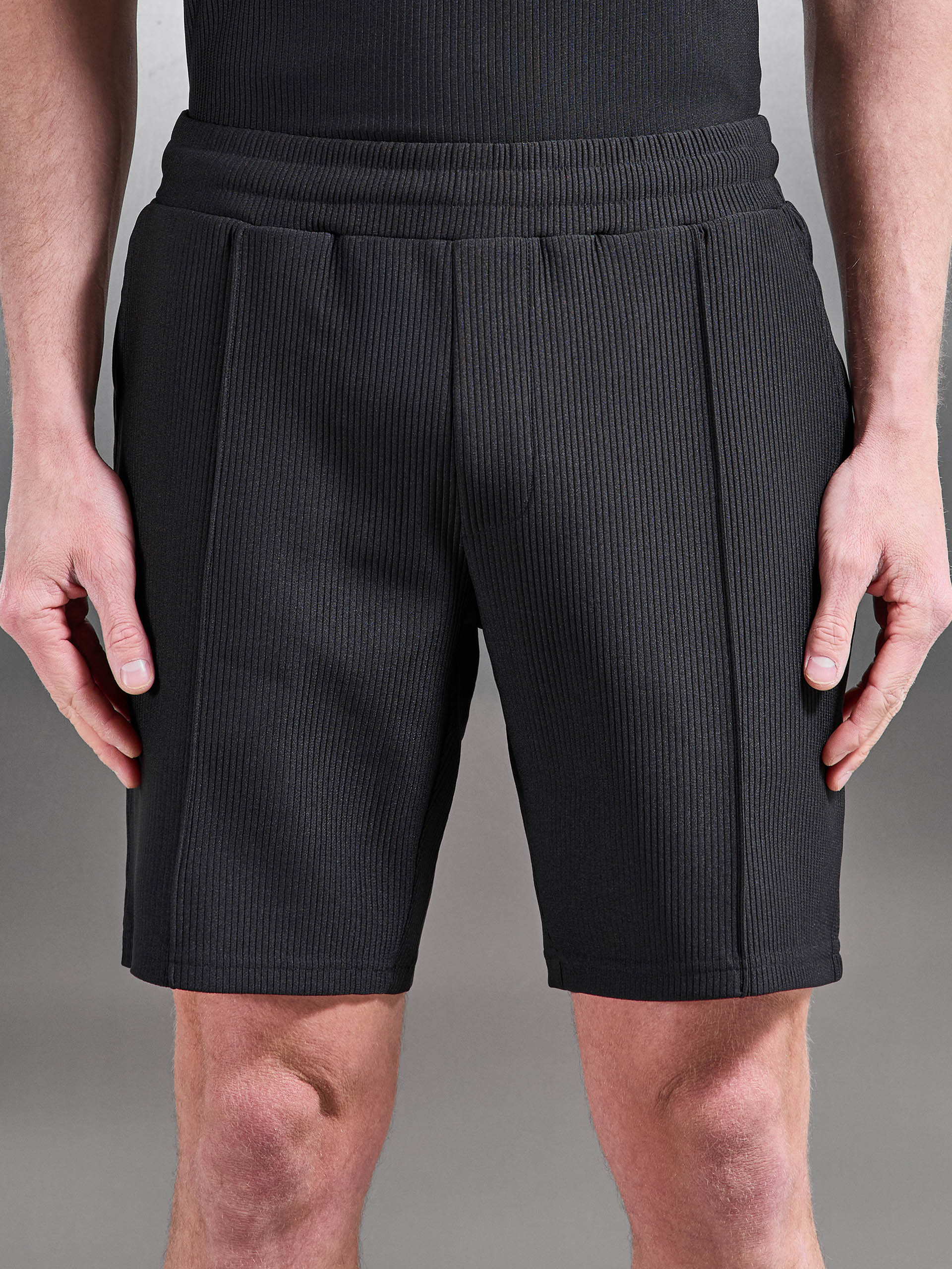 Mens Pleated Short in Black