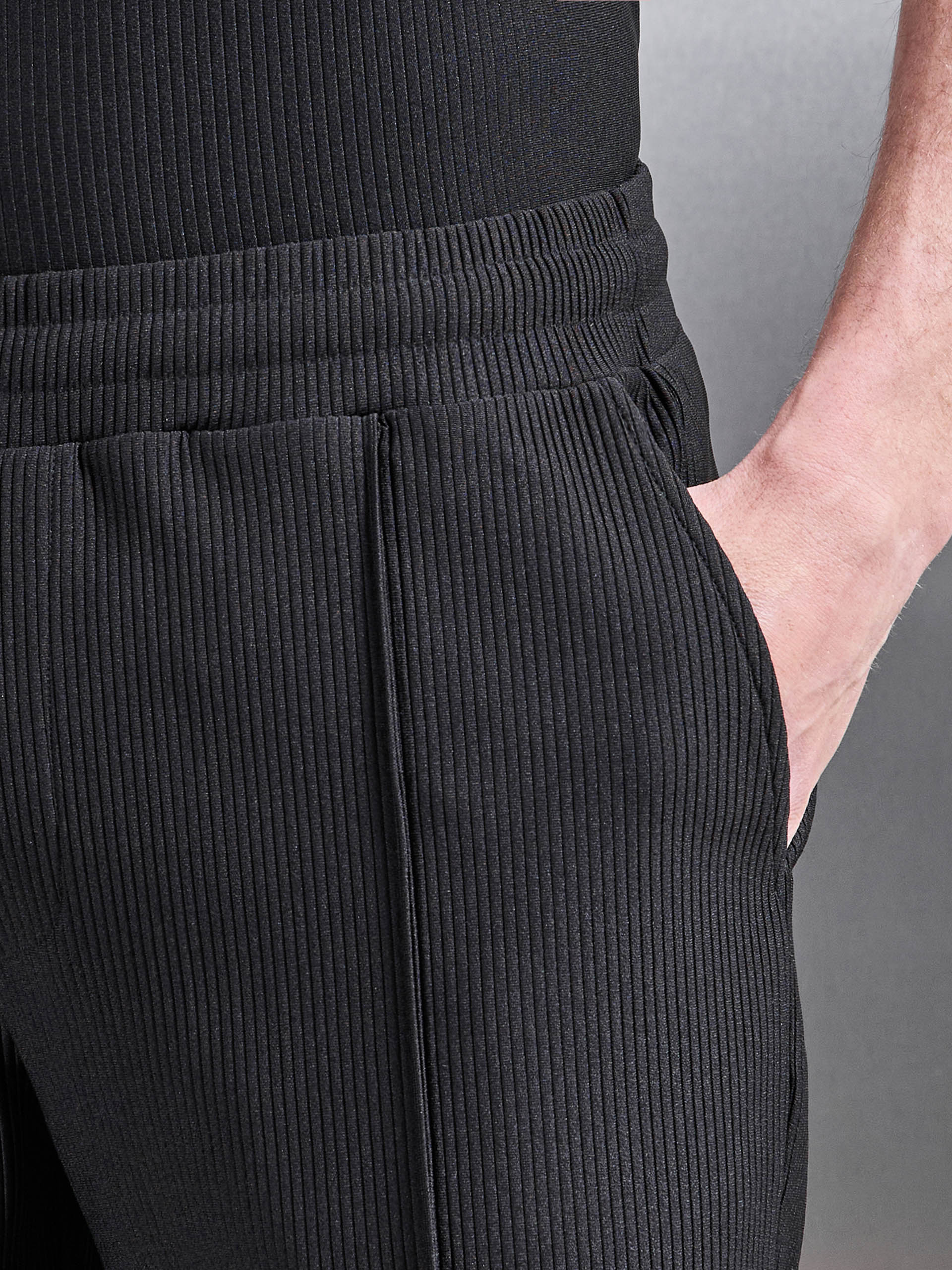 Mens Pleated Short in Black