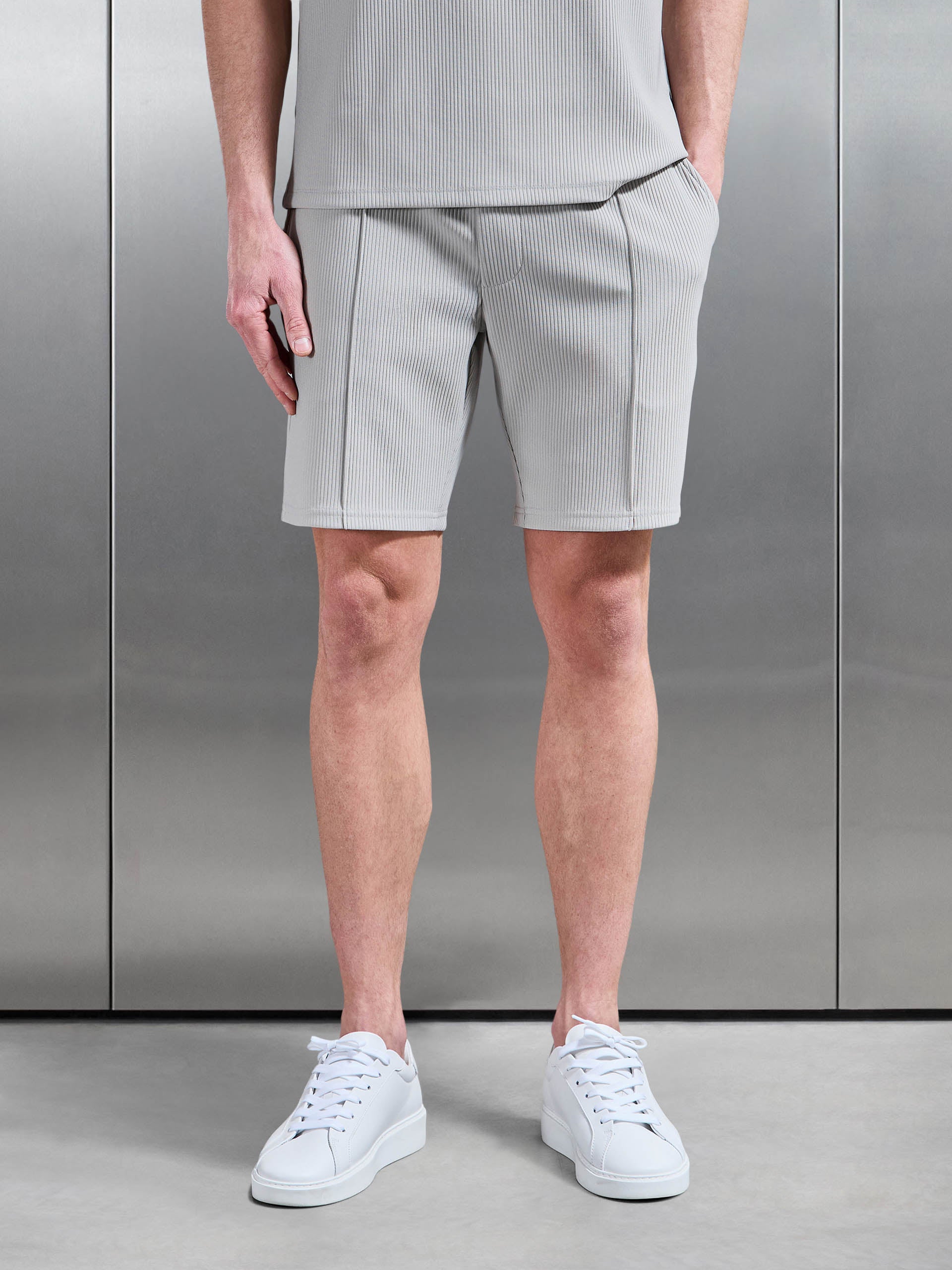 Mens Pleated Short in Stone
