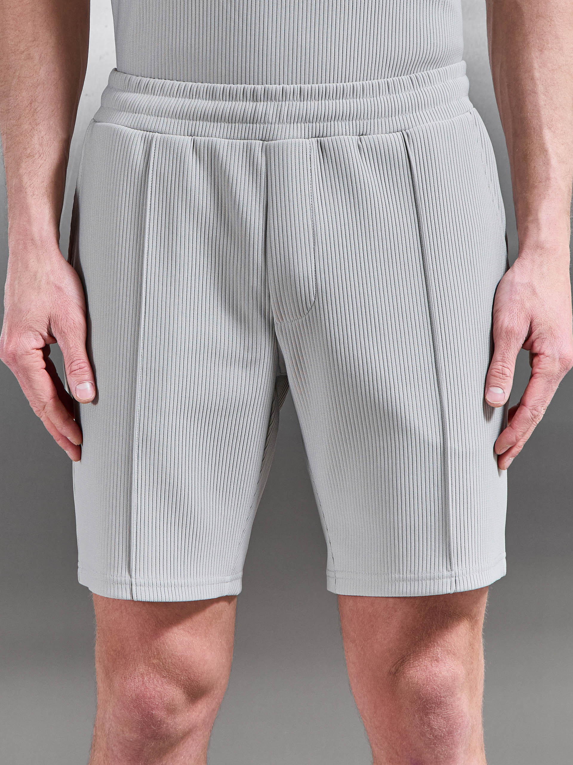 Mens Pleated Short in Stone
