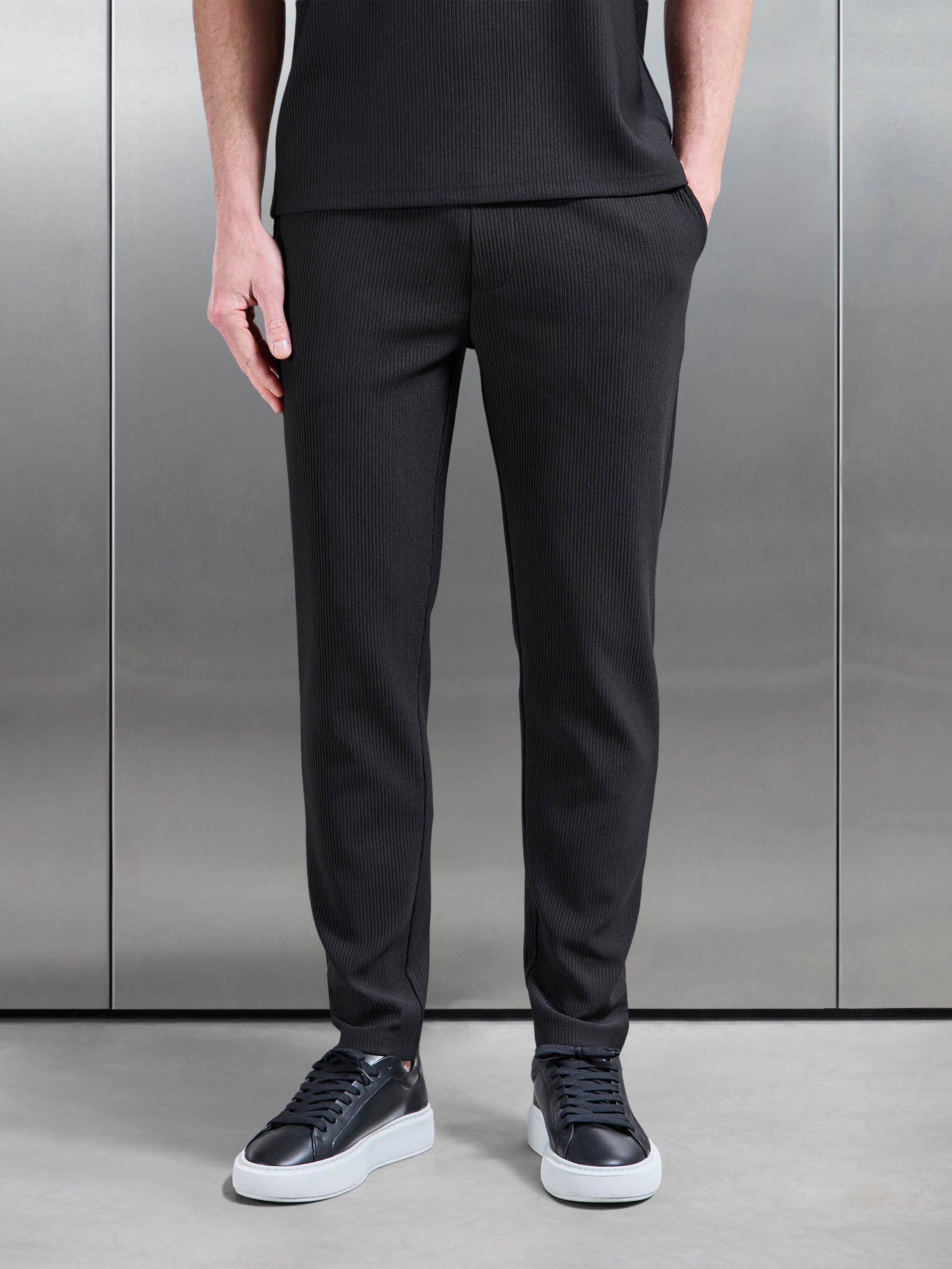 Mens Pleated Trouser in Black