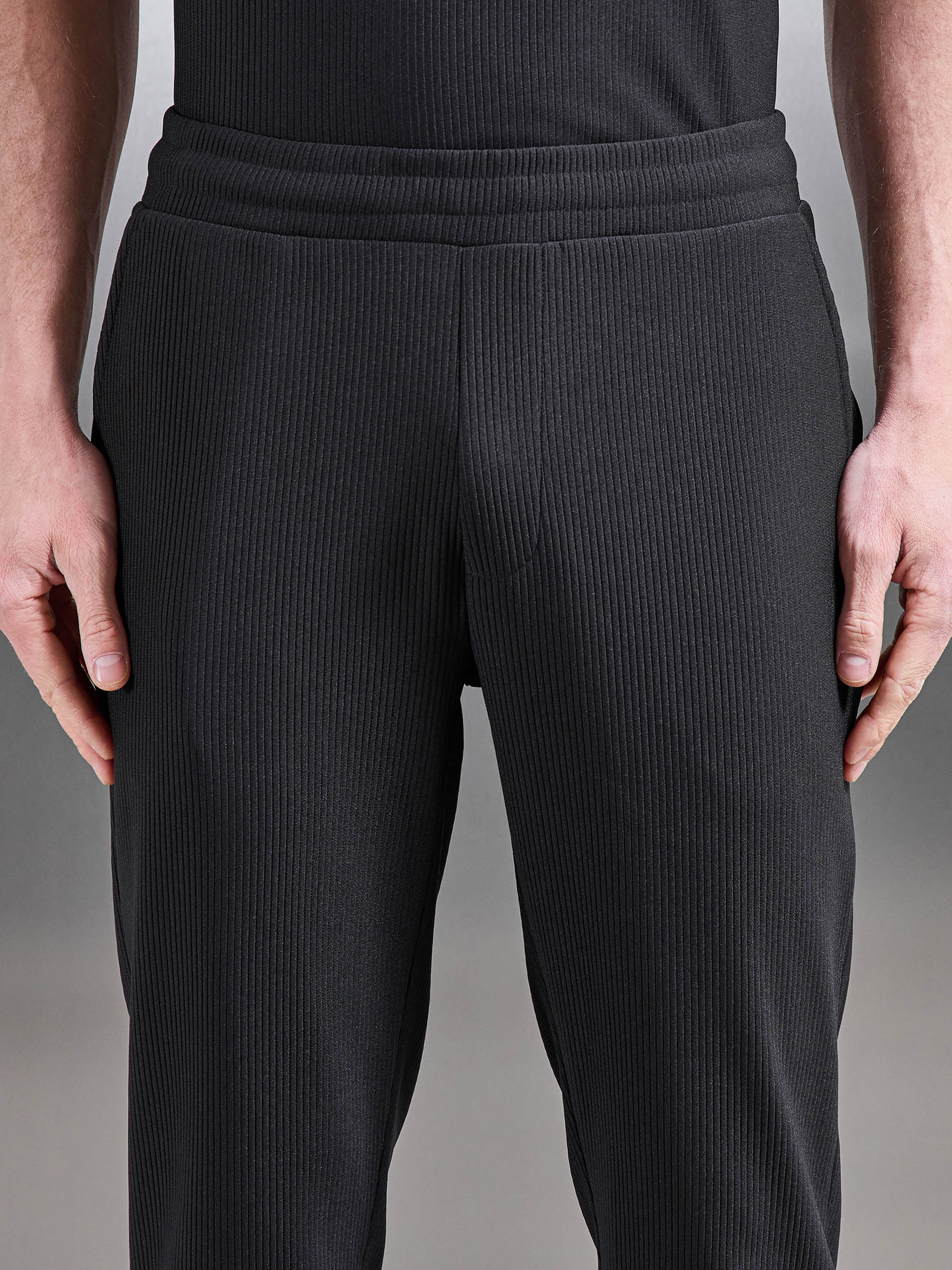 Mens Pleated Trouser in Black