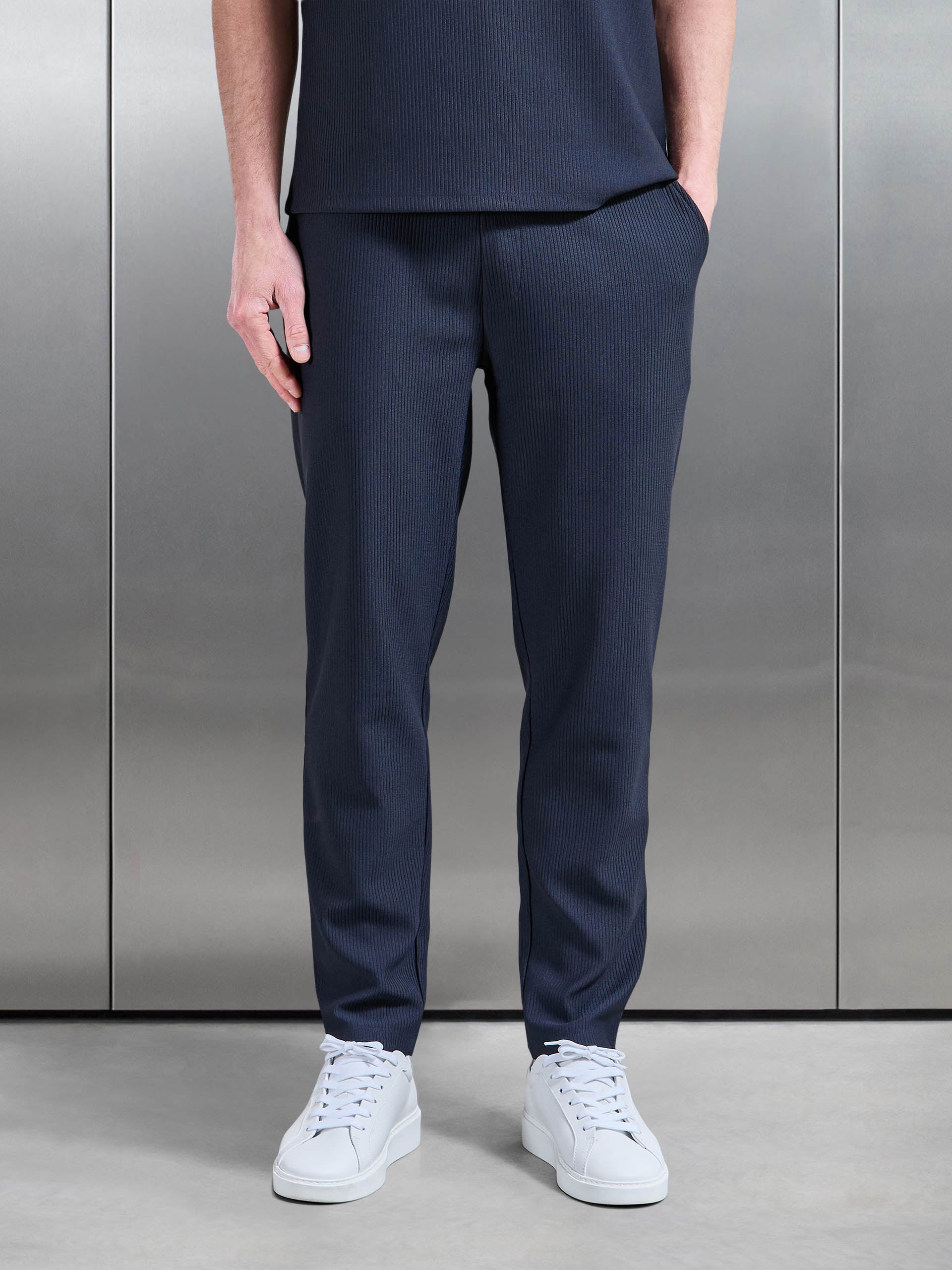 Mens Pleated Trouser in Navy