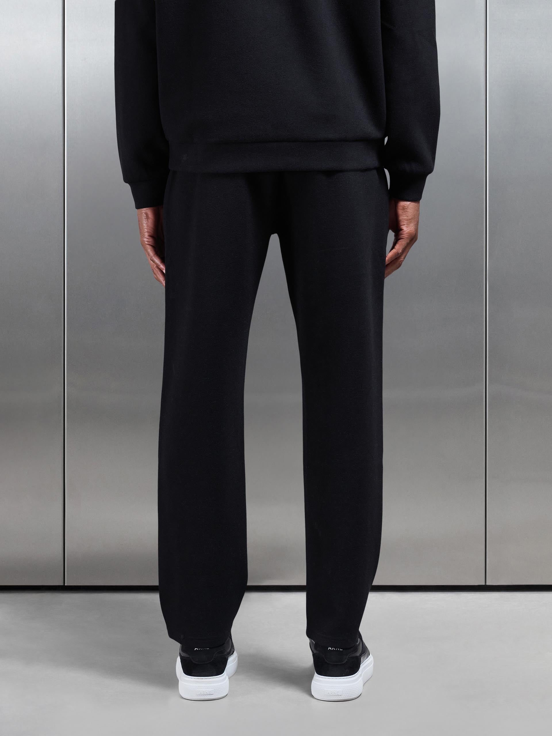 Mens Relaxed Fit Knitted Jogger in Black