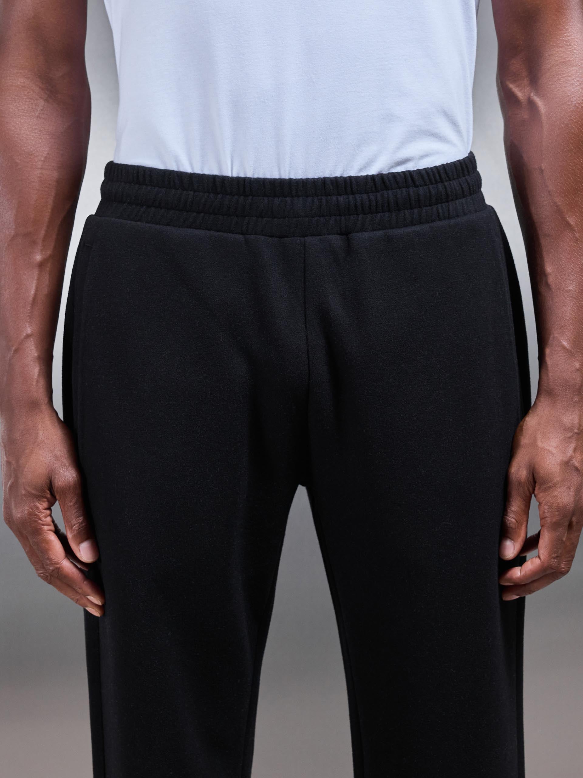 Mens Relaxed Fit Knitted Jogger in Black