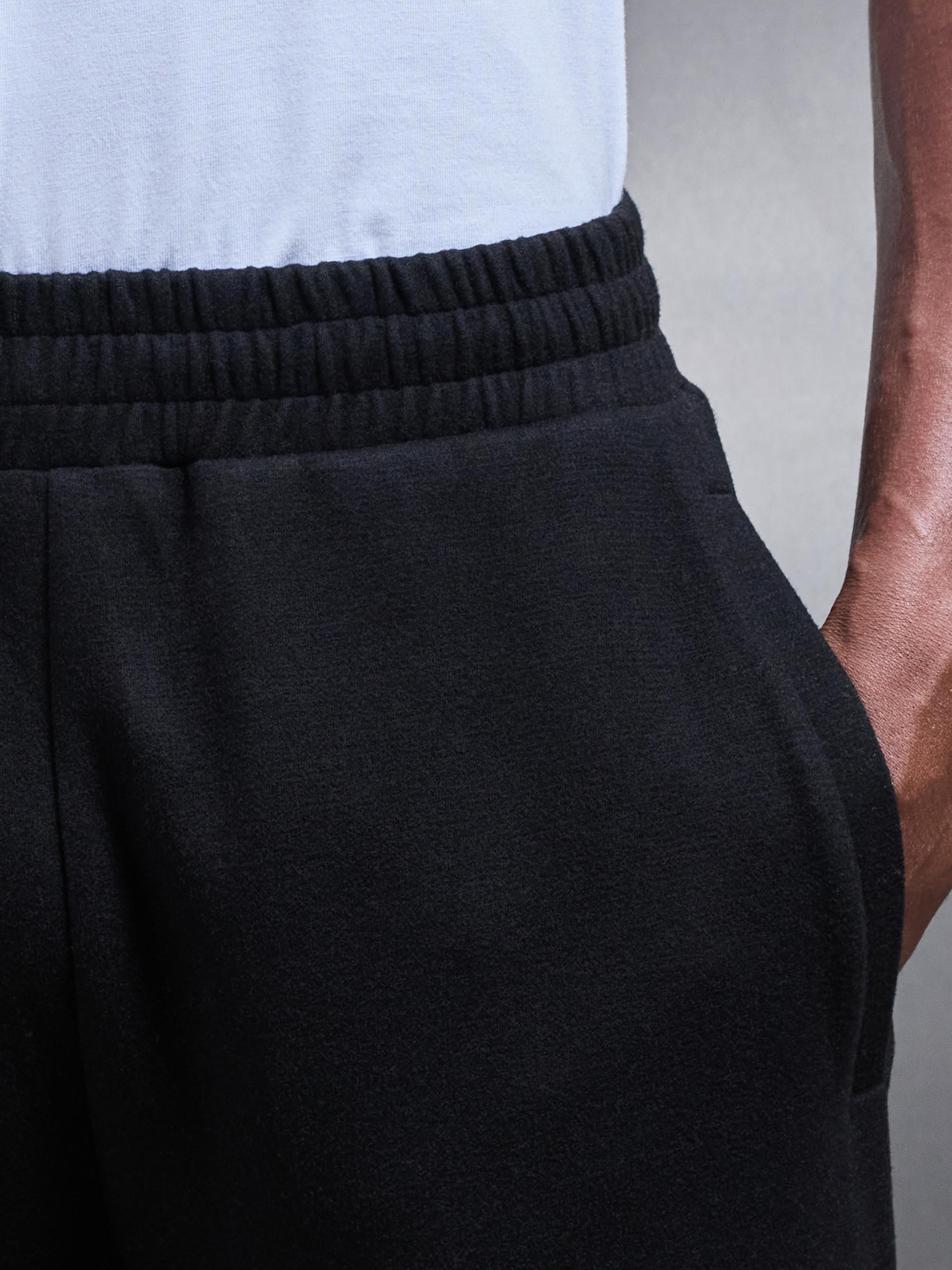 Mens Relaxed Fit Knitted Jogger in Black