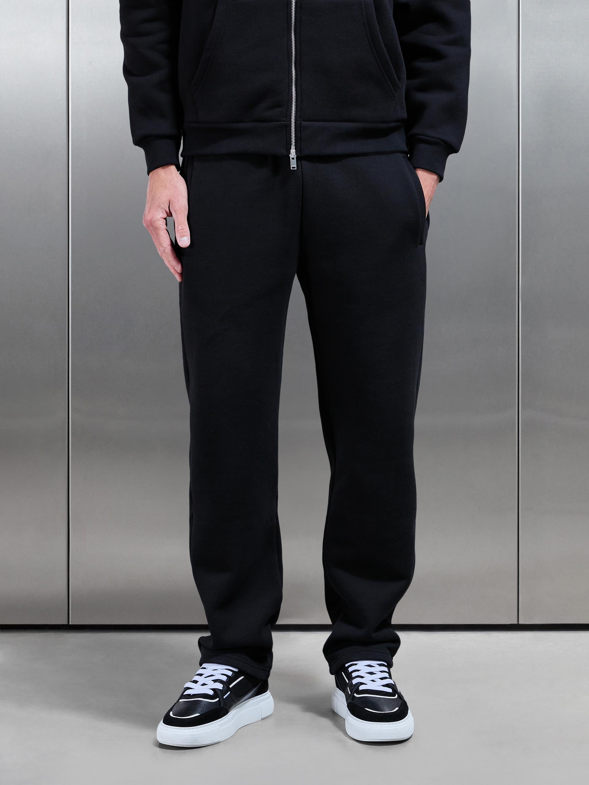 Mens Relaxed Fit Straight Leg Jogger in Black