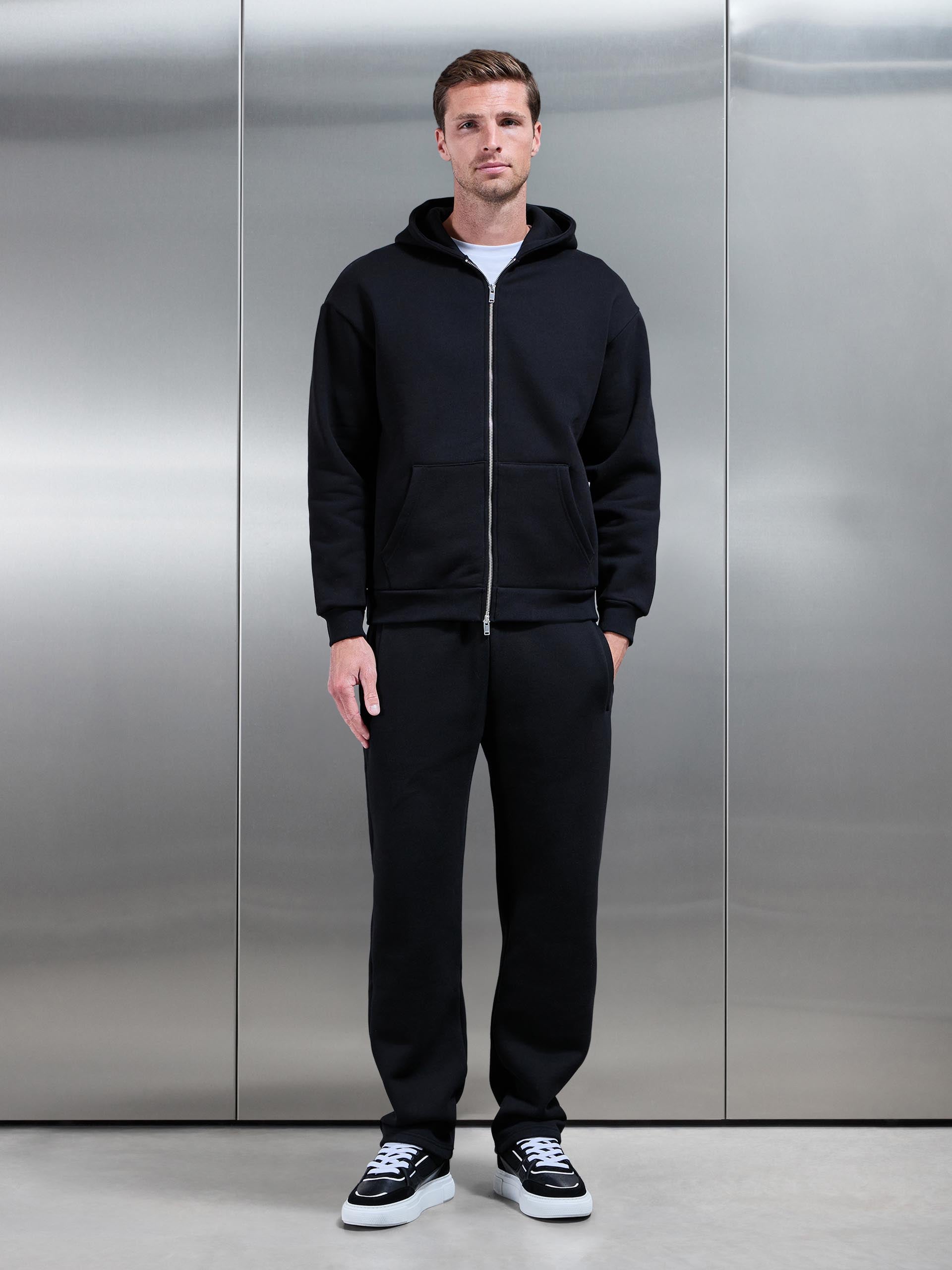 Mens Relaxed Fit Straight Leg Jogger in Black